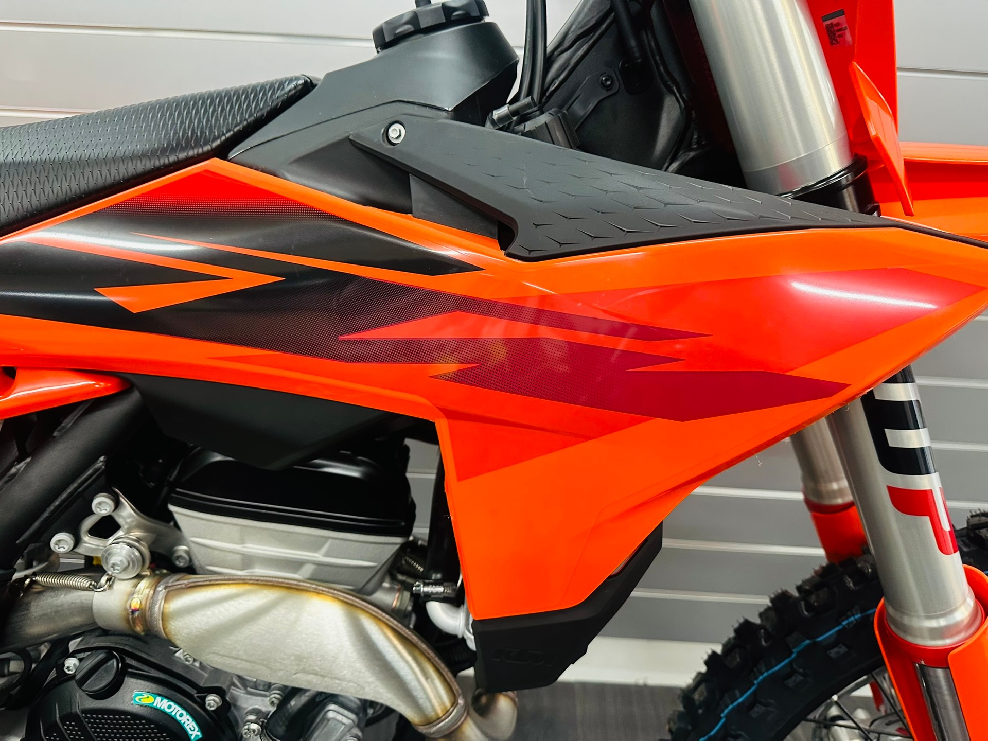 KTM 250 SX-F // 2027-showroom-element-1