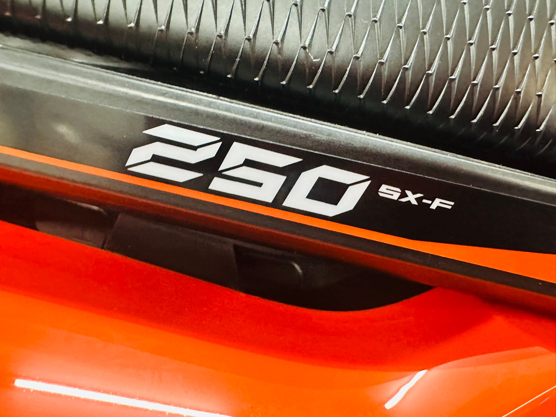 KTM 250 SX-F // 2027-showroom-element-2