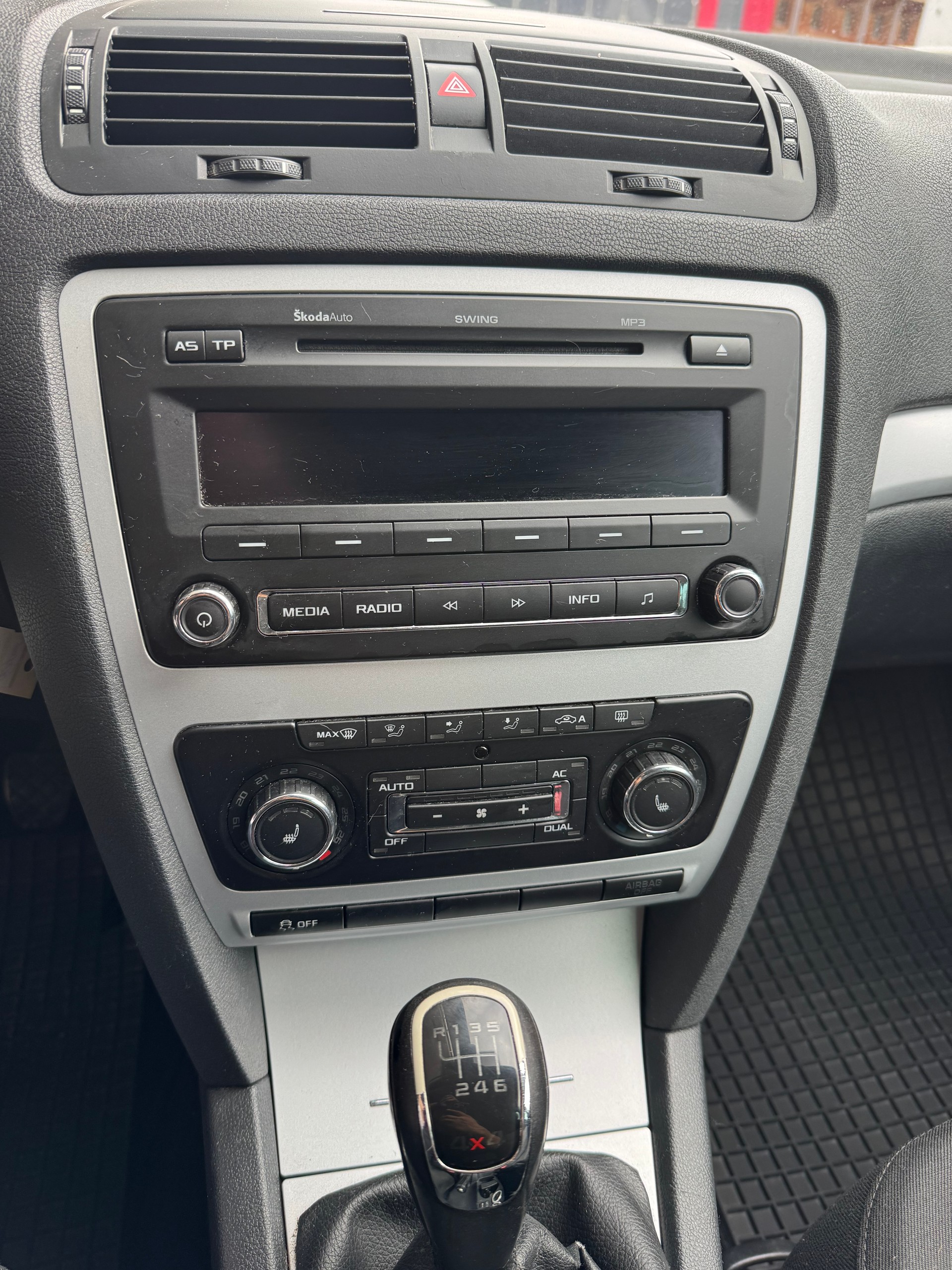 SKODA Octavia Combi 1.8 TSI Swiss Adventure 4x4-image-8
