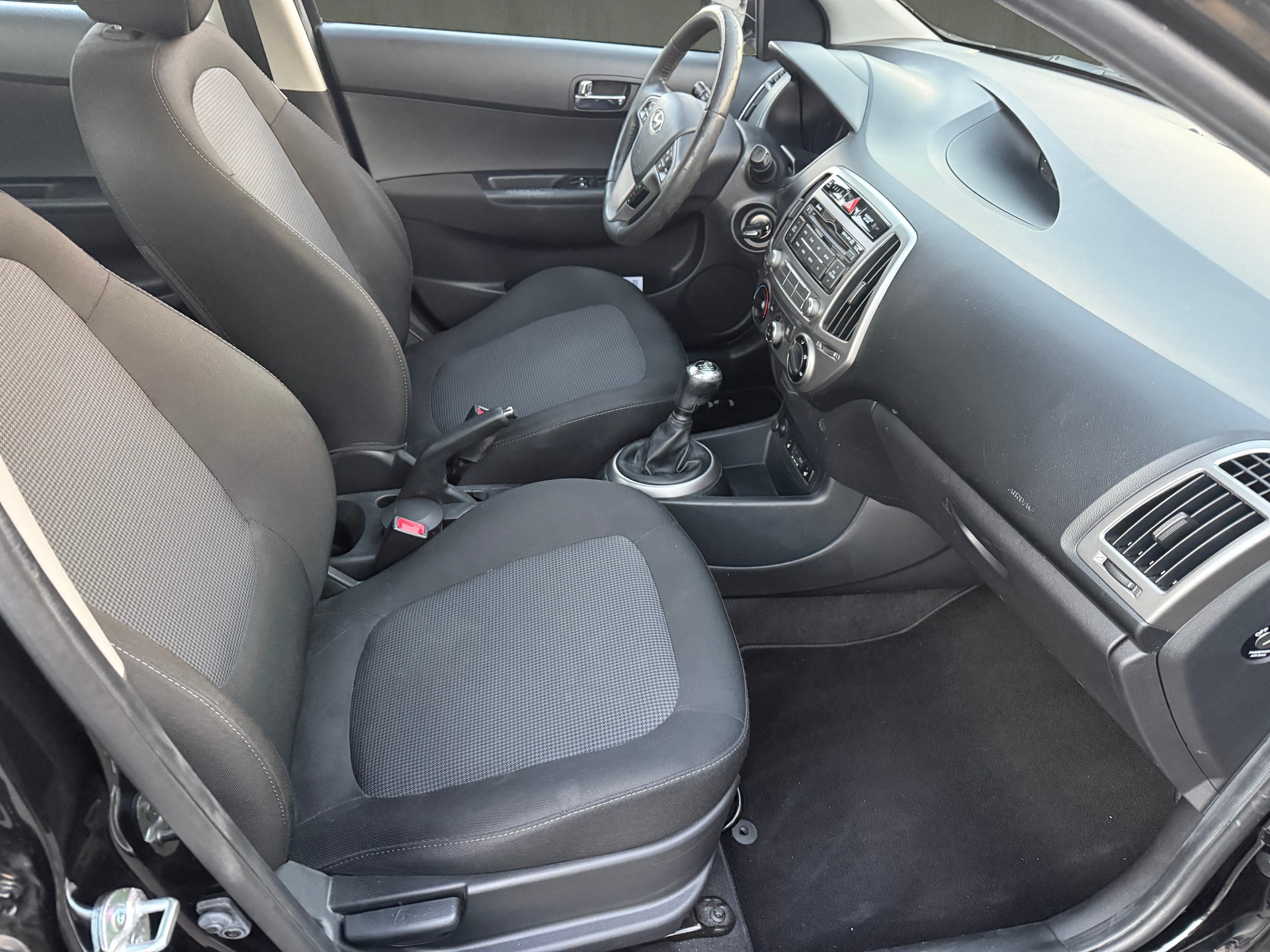 HYUNDAI i20 1.4 CRDi Amplia-image-7
