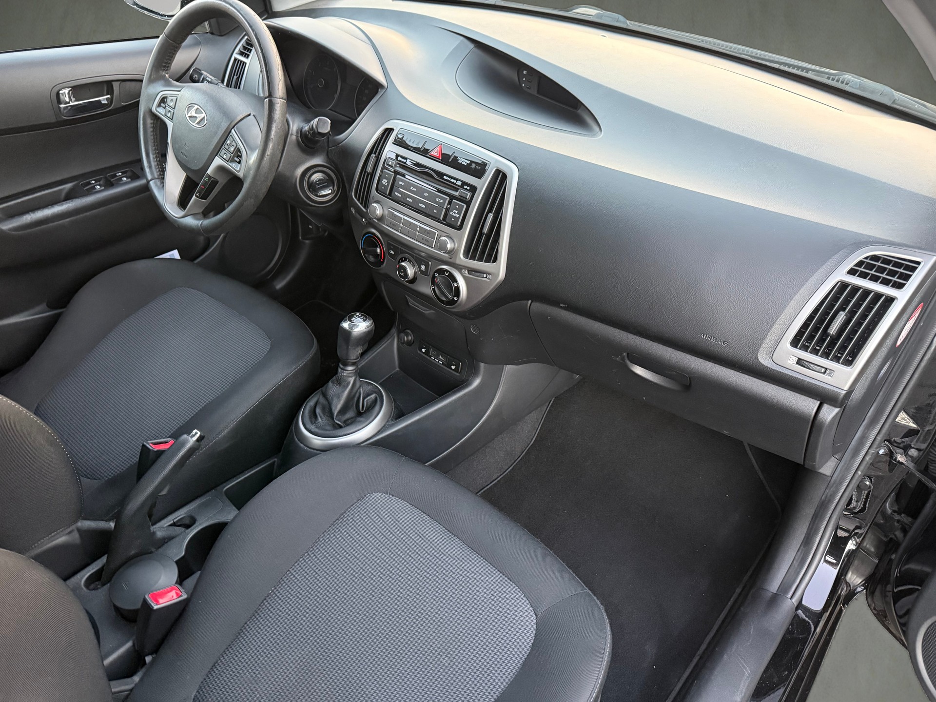 HYUNDAI i20 1.4 CRDi Amplia-image-8