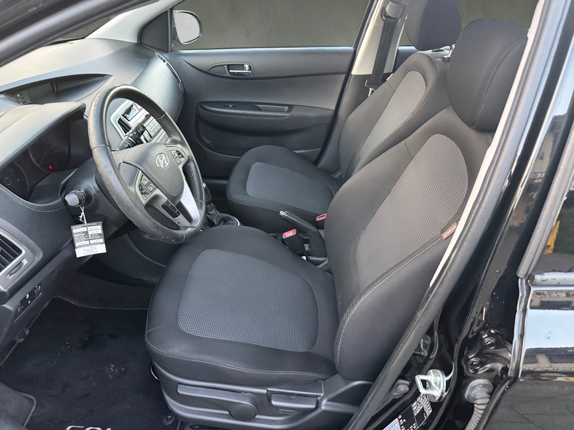 HYUNDAI i20 1.4 CRDi Amplia-image-9