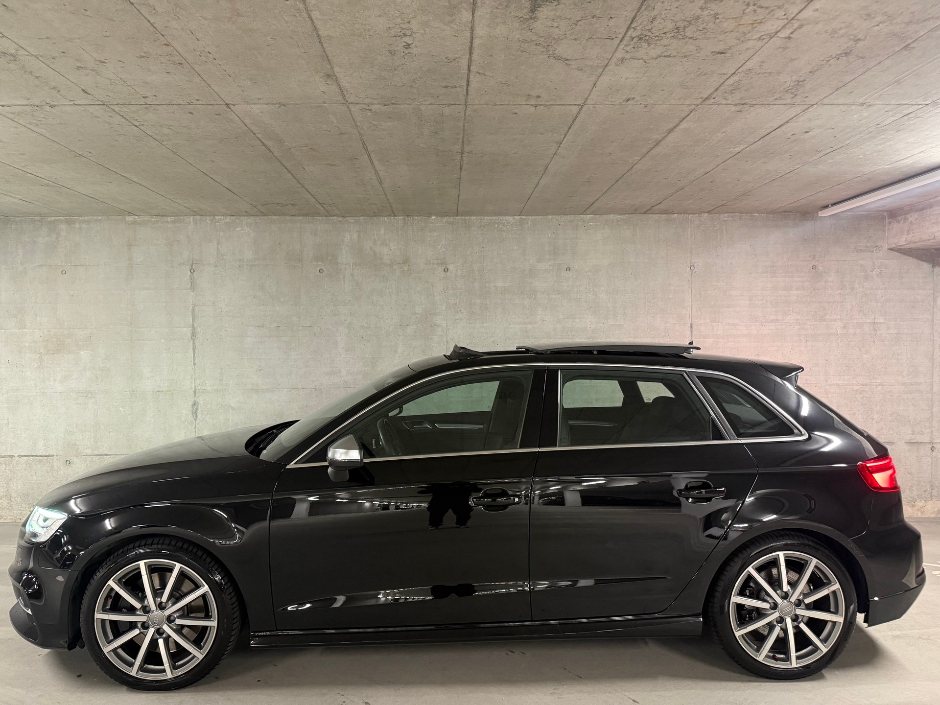 AUDI S3 Sportback 2.0 T FSI quattro S-Tronic-image-2