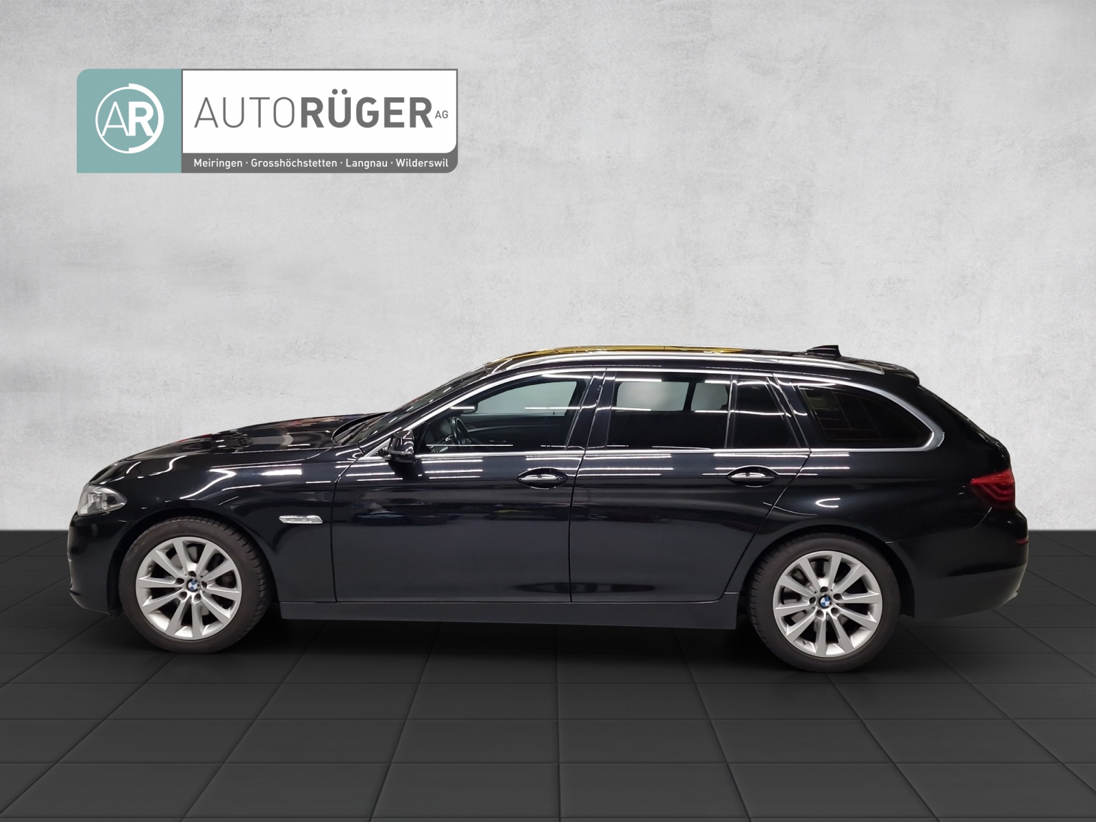 BMW 530d Touring xDrive Luxury Line Steptronic-image-2