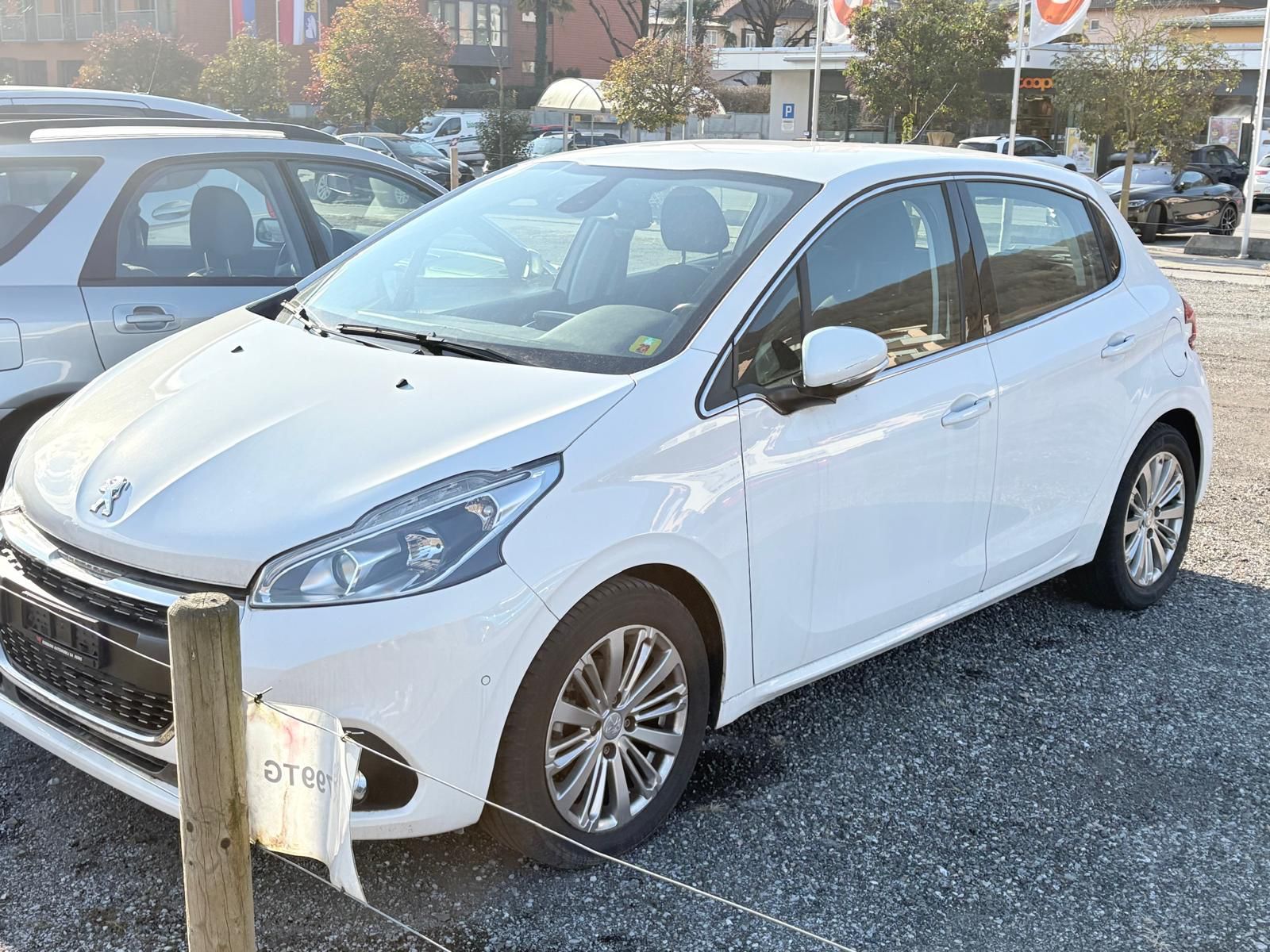 PEUGEOT 208 1.2 PureTech Allure-image-1