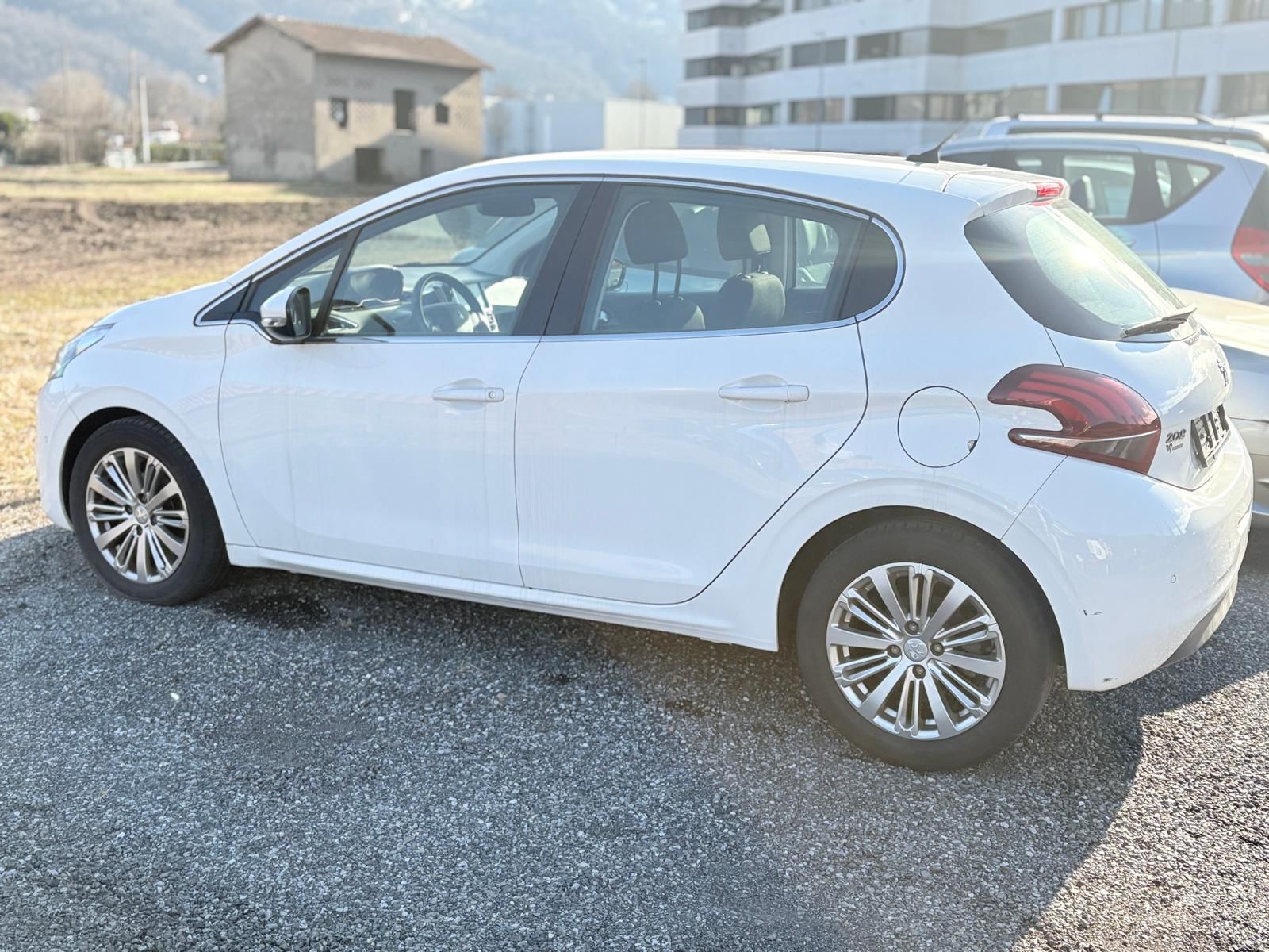 PEUGEOT 208 1.2 PureTech Allure-image-3