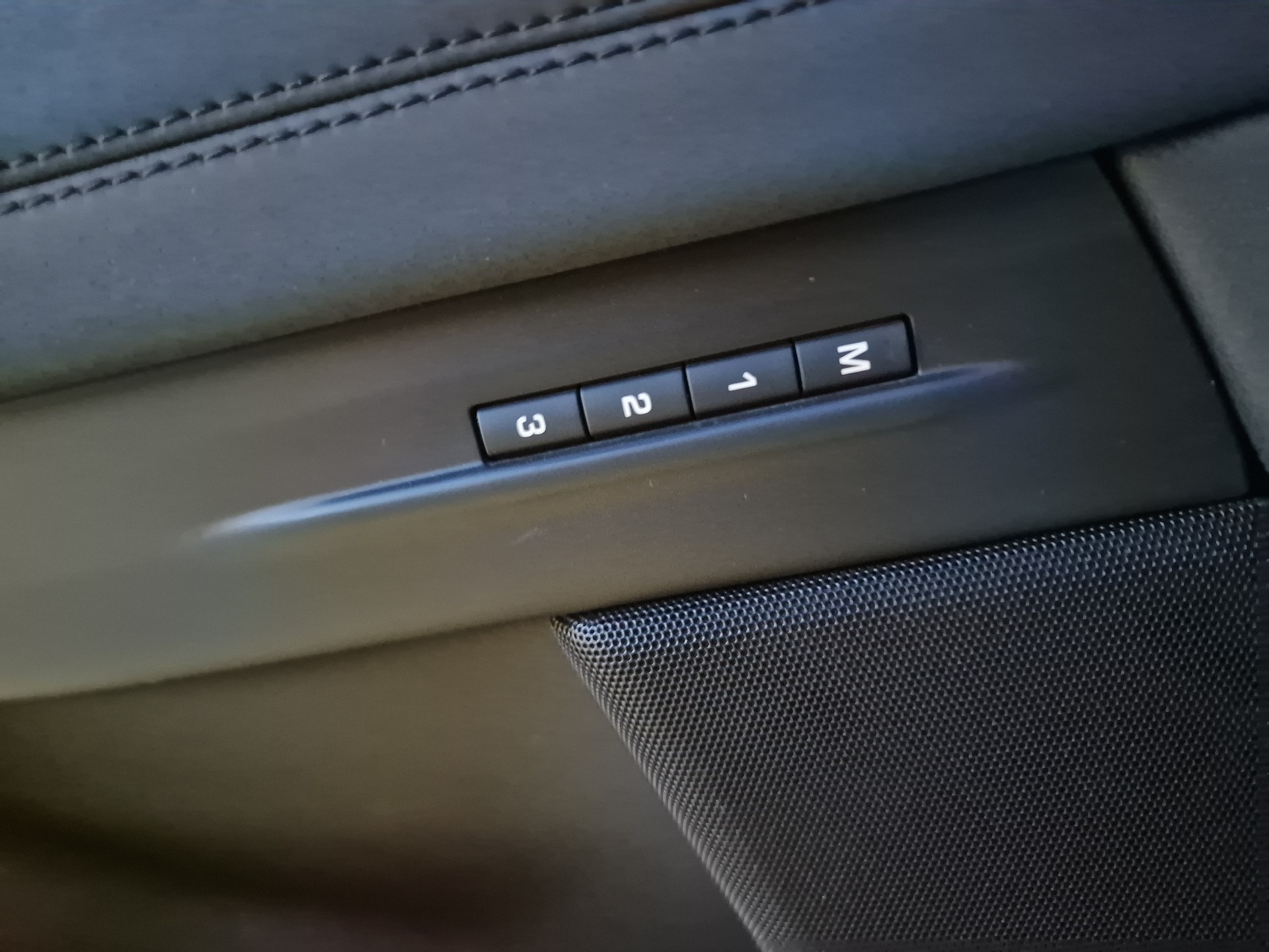 LAND ROVER Range Rover Evoque R-Dynamic P 250 HSE AT9-image-18