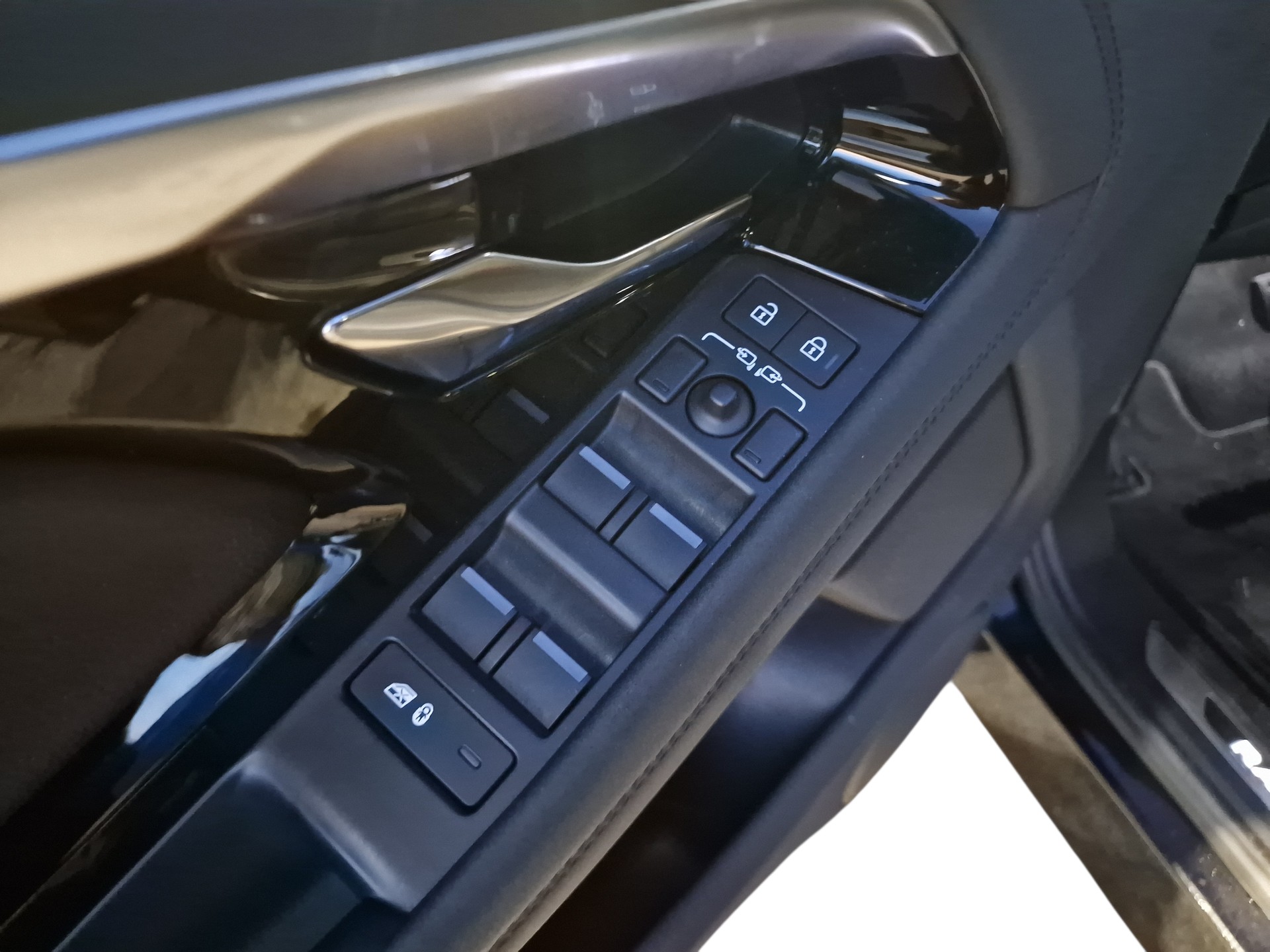 LAND ROVER Range Rover Evoque R-Dynamic P 250 HSE AT9-image-22