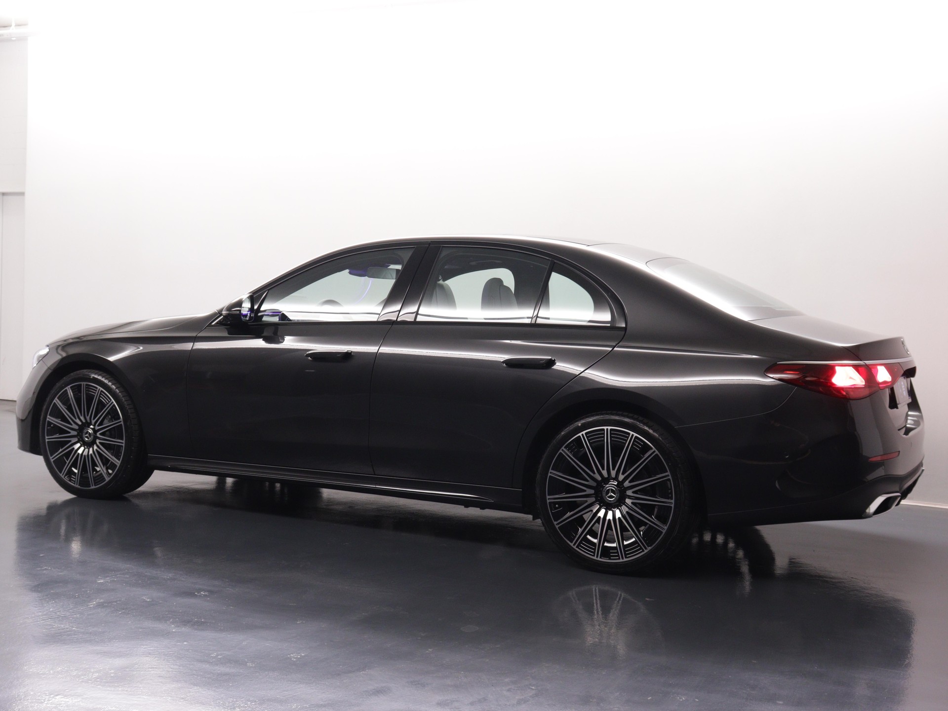 MERCEDES-BENZ E 220 d AMG Line 4matic-image-3