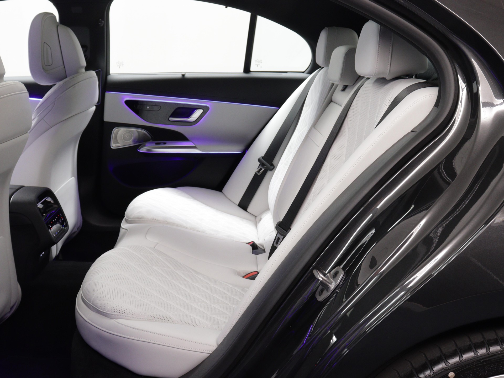 MERCEDES-BENZ E 220 d AMG Line 4matic-image-11
