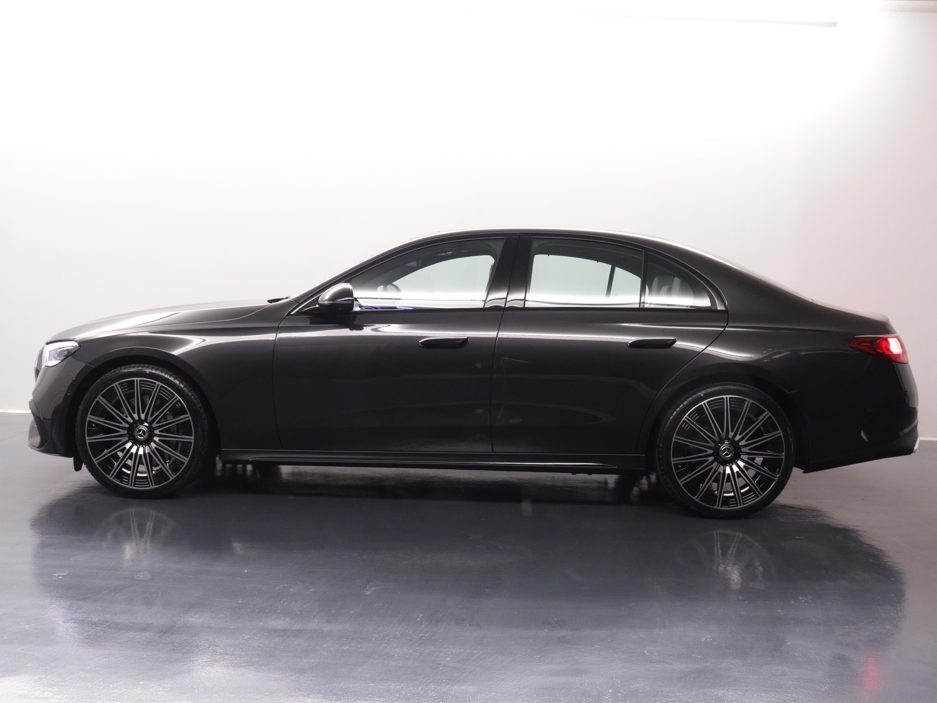 MERCEDES-BENZ E 220 d AMG Line 4matic-image-2