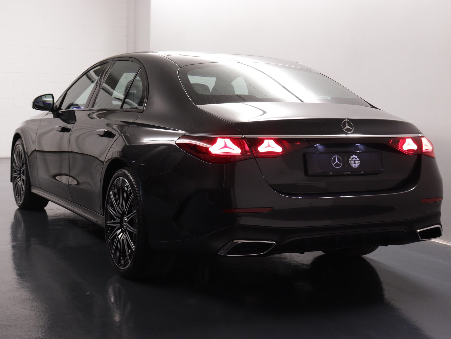 MERCEDES-BENZ E 220 d AMG Line 4matic-image-4