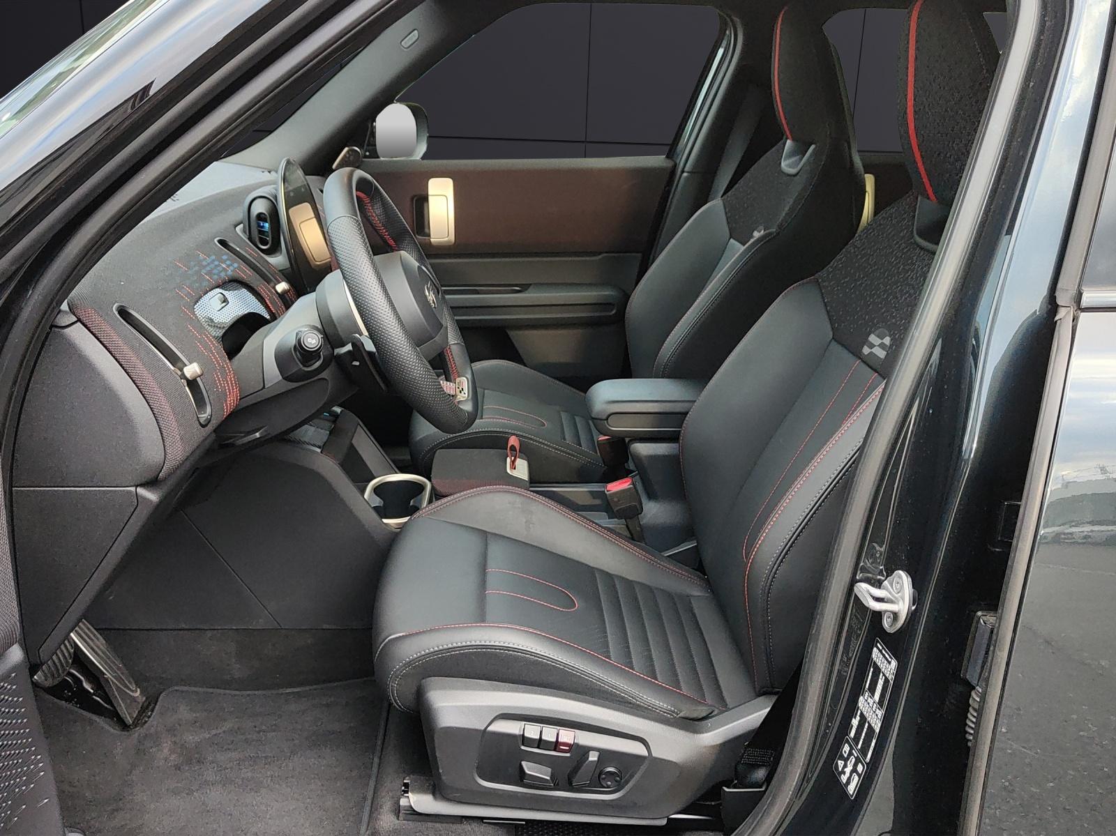 MINI Countryman U25 2.0i John Cooper Works ALL4-image-9