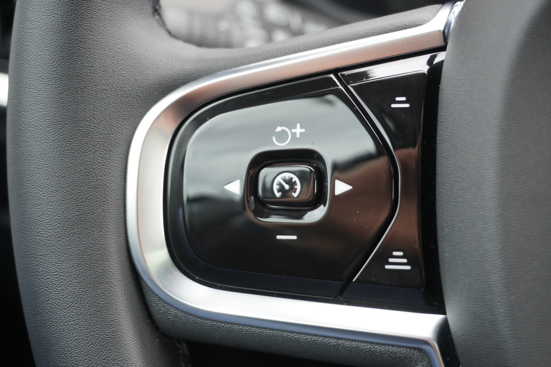 VOLVO S90 T8 eAWD Plug in Hybrid Ultimate Dark Geartronic-image-24