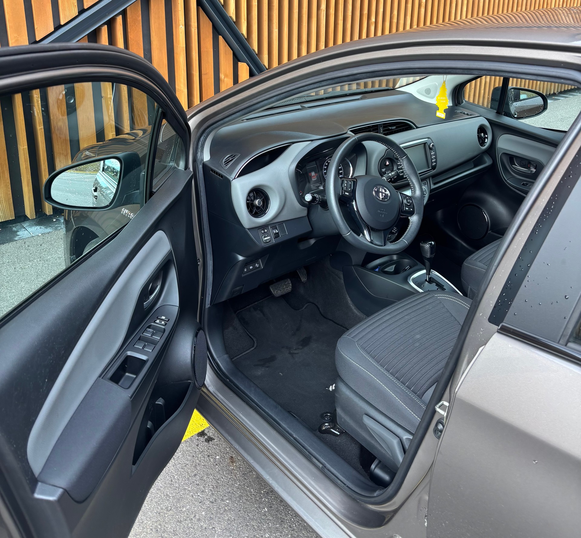 TOYOTA Yaris 1.5 VVT-i Hybrid Trend e-CVT-image-8