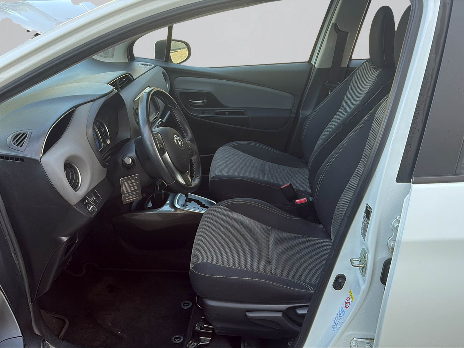 TOYOTA Yaris 1.5 VVT-i Hybrid Trend e-CVT-image-4