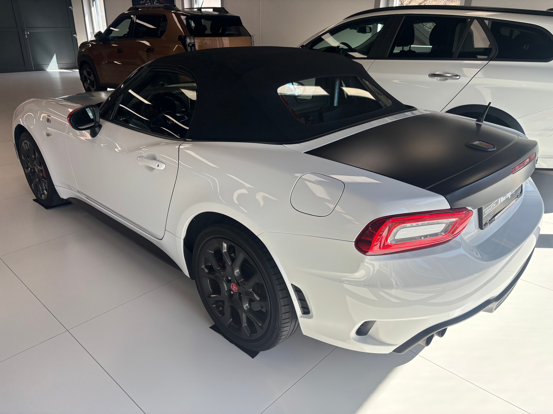 FIAT 124 Spider 1.4 TB Abarth-image-3