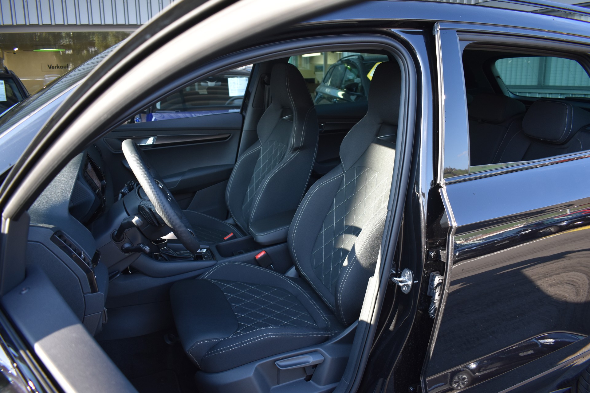 SKODA Karoq 2.0 TSI SportLine 4x4 DSG-image-6