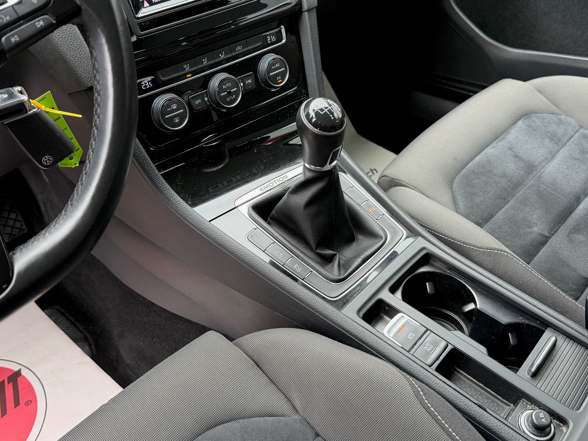 VW Golf 2.0 TDI Comfortline 4Motion-image-9