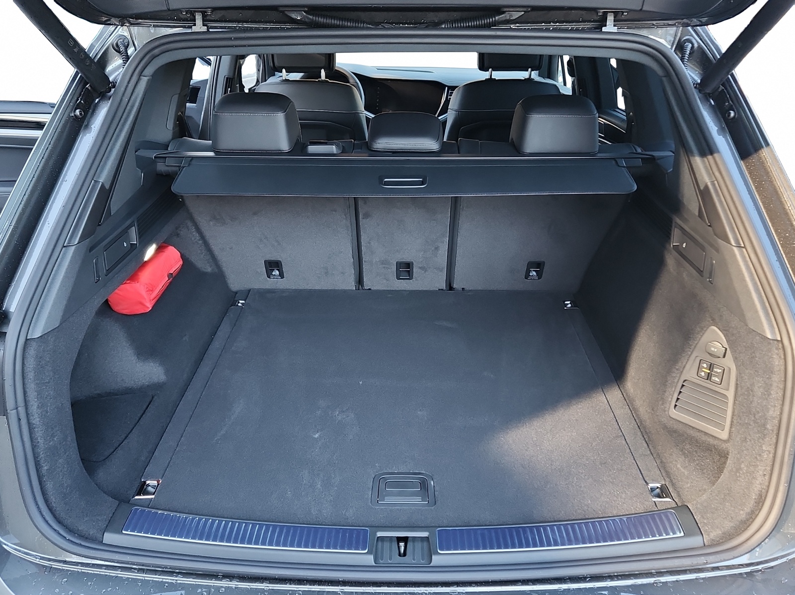 VW Touareg 3.0 TDI R-Line Final Edition Tiptronic-image-14