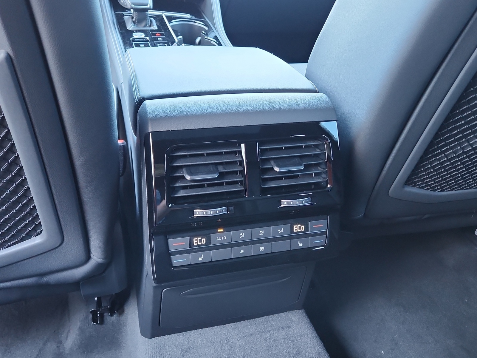 VW Touareg 3.0 TDI R-Line Final Edition Tiptronic-image-15