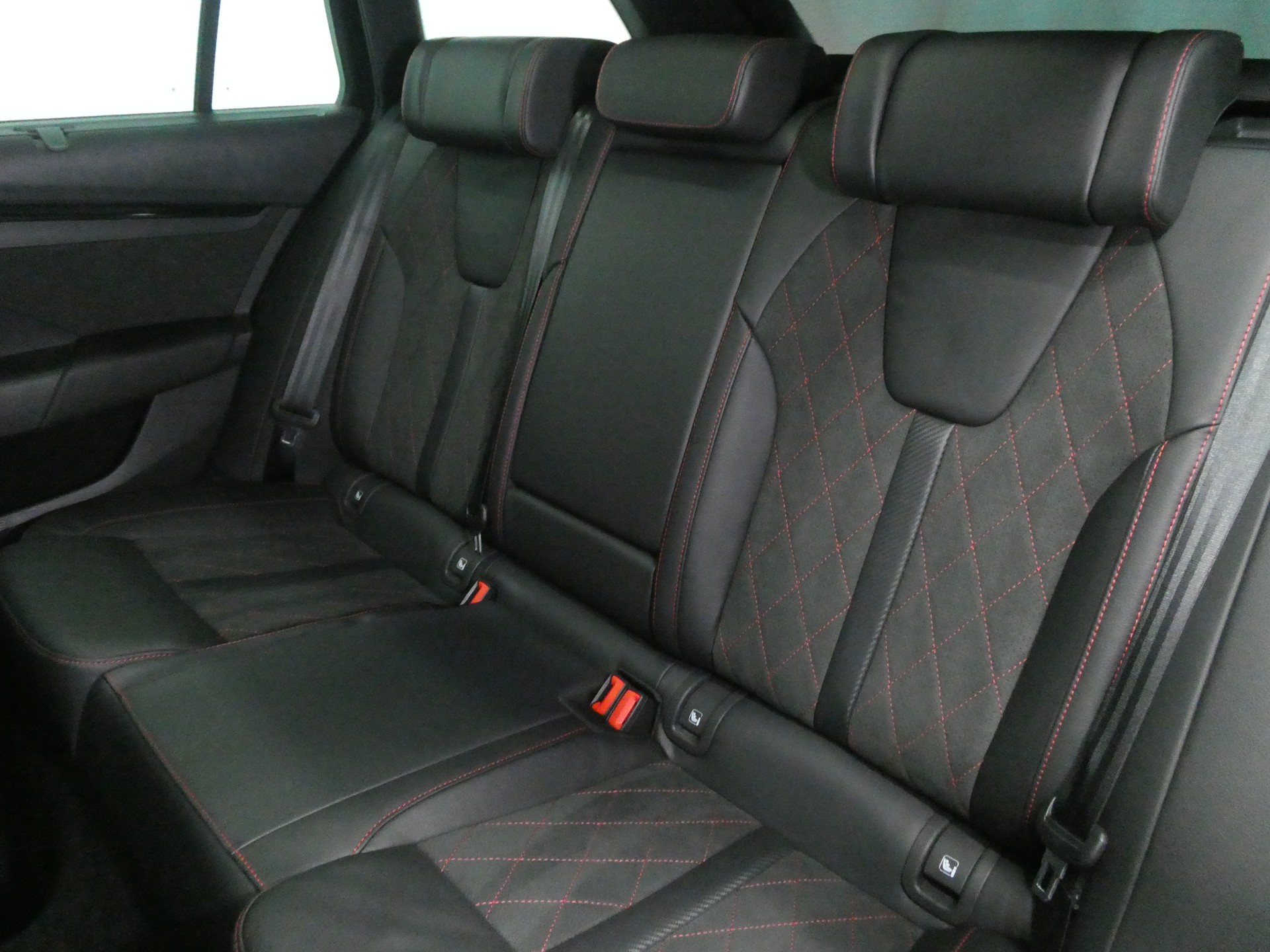 SKODA Octavia Combi 2.0 TSI DSG RS- Panorama - Leder/Alcantara - Sportsitze - Canton - AHK - Kamera - 245 PS-image-11