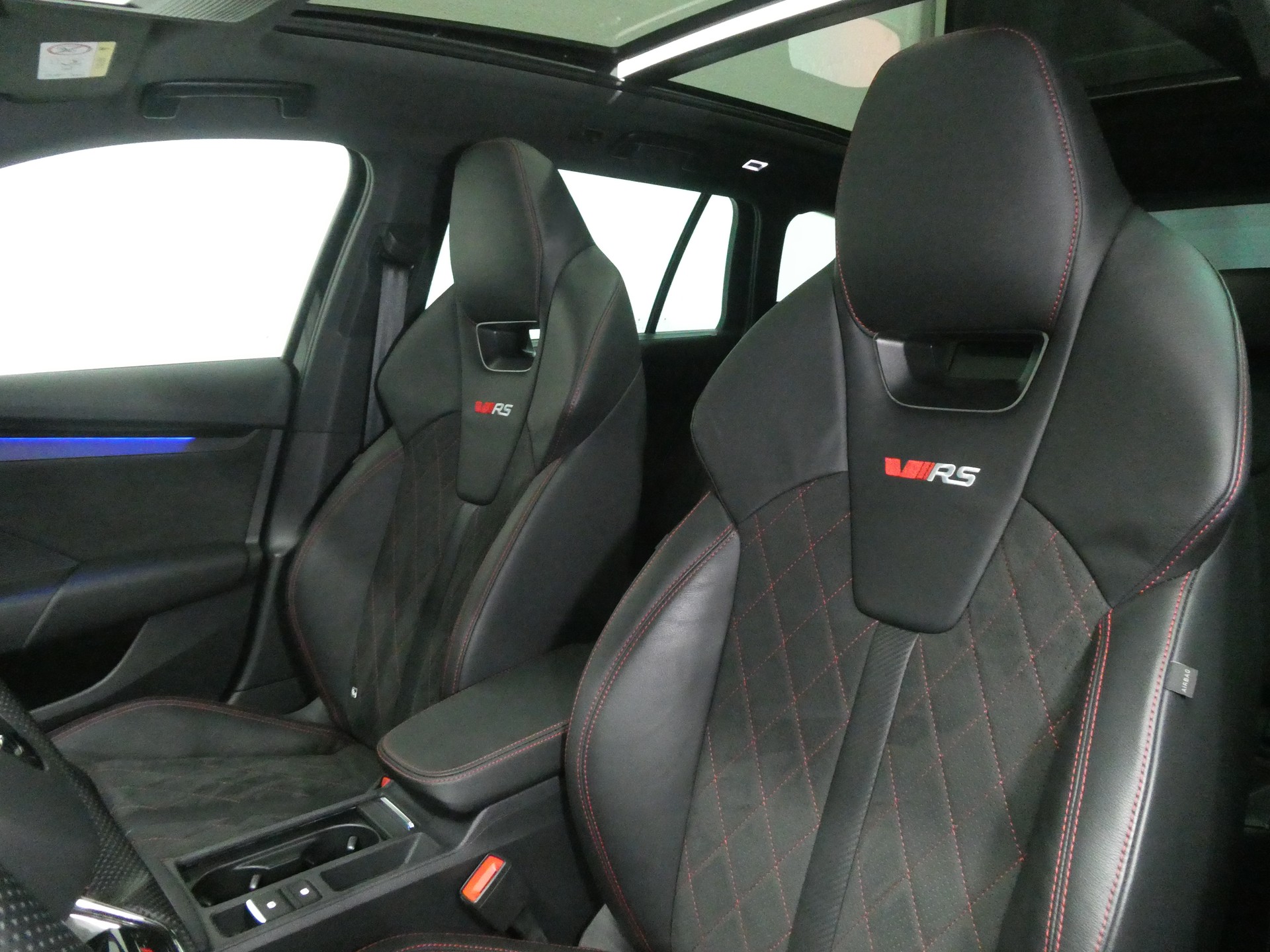 SKODA Octavia Combi 2.0 TSI DSG RS- Panorama - Leder/Alcantara - Sportsitze - Canton - AHK - Kamera - 245 PS-image-9