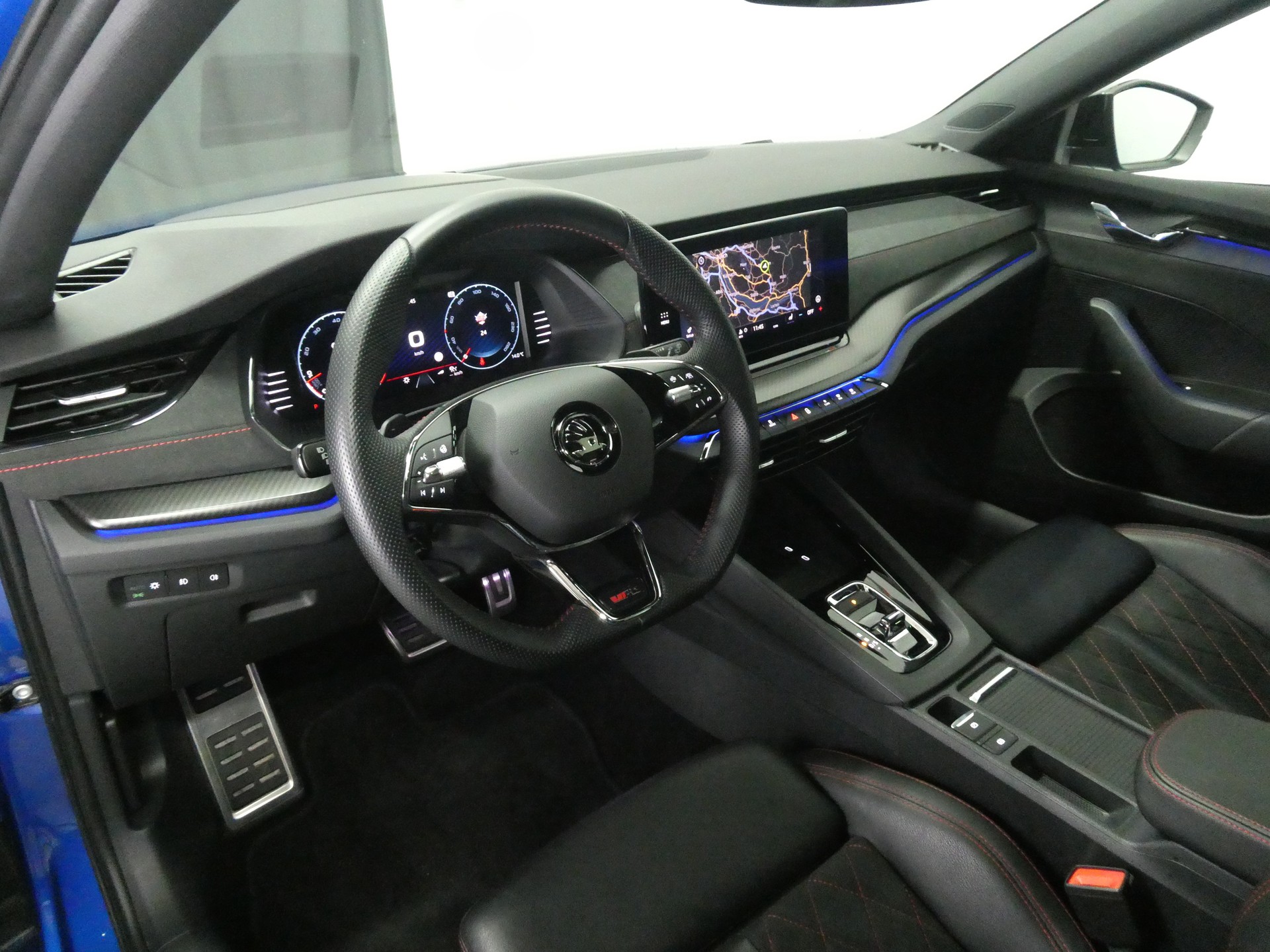 SKODA Octavia Combi 2.0 TSI DSG RS- Panorama - Leder/Alcantara - Sportsitze - Canton - AHK - Kamera - 245 PS-image-8