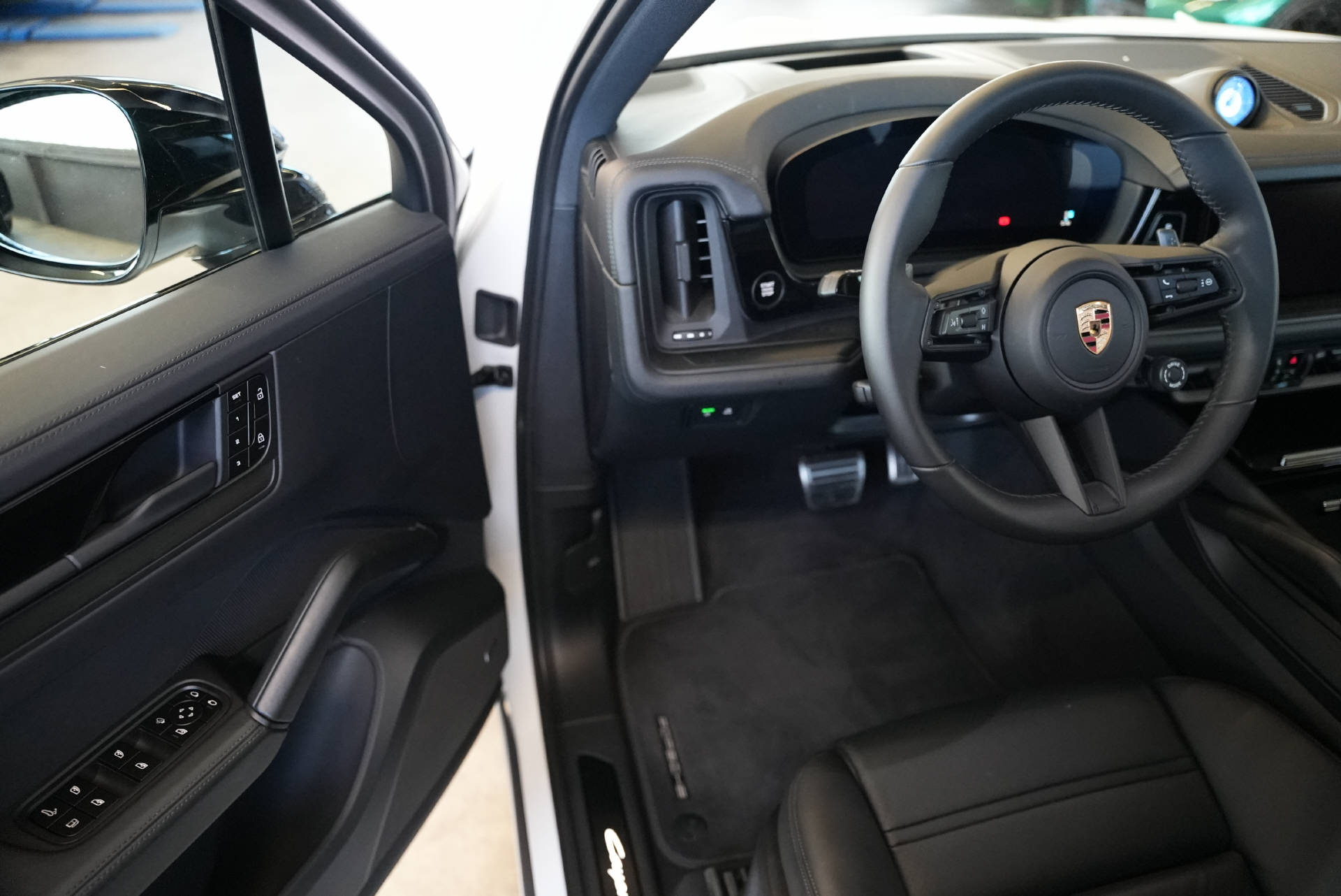 PORSCHE Cayenne S E-Hybrid Black Edition-image-8