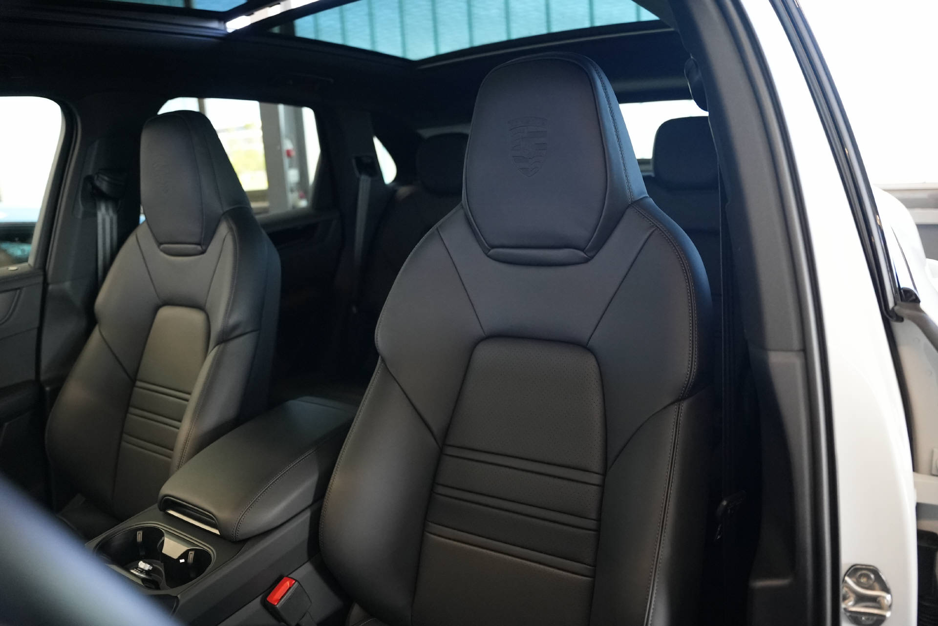 PORSCHE Cayenne S E-Hybrid Black Edition-image-9