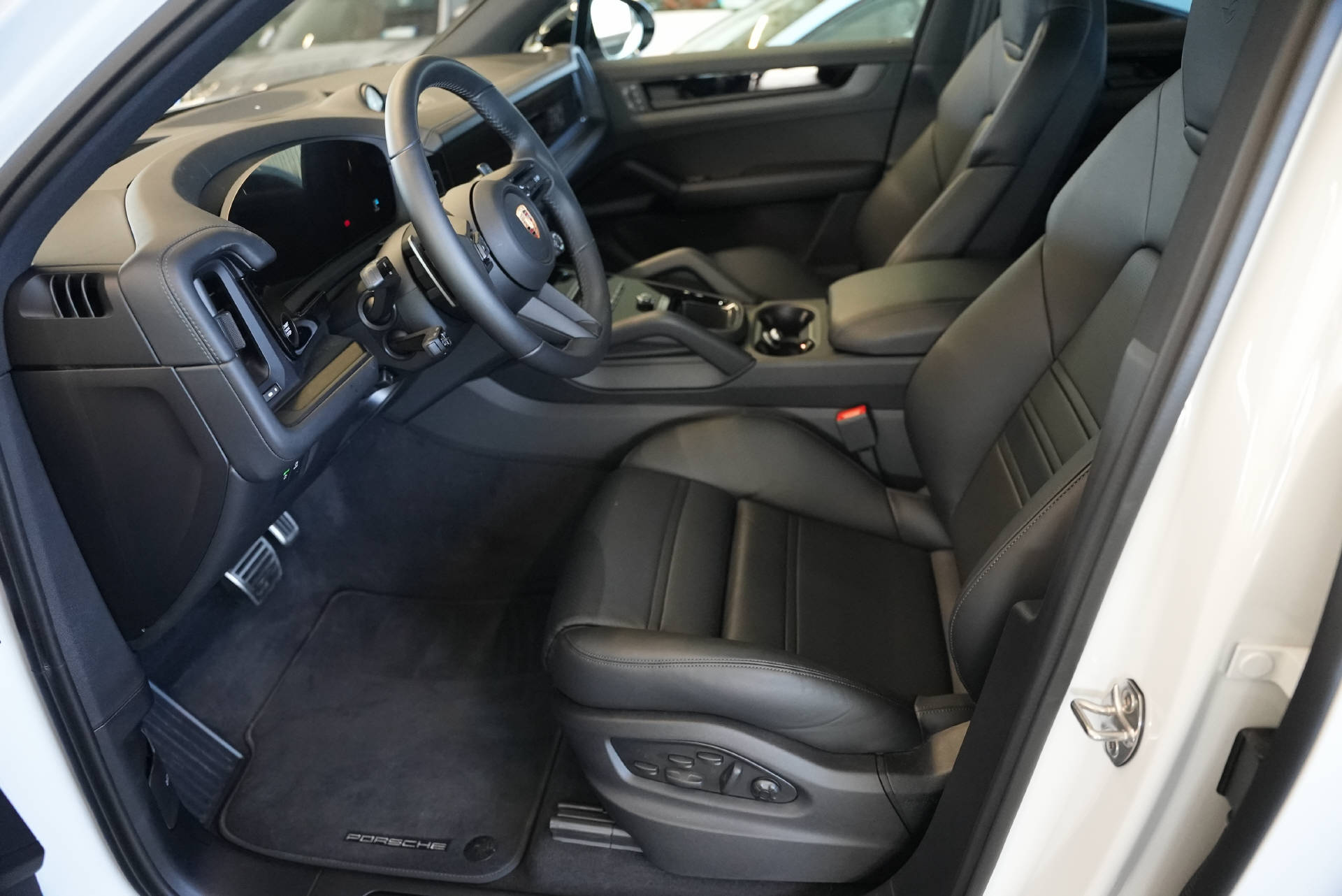 PORSCHE Cayenne S E-Hybrid Black Edition-image-7