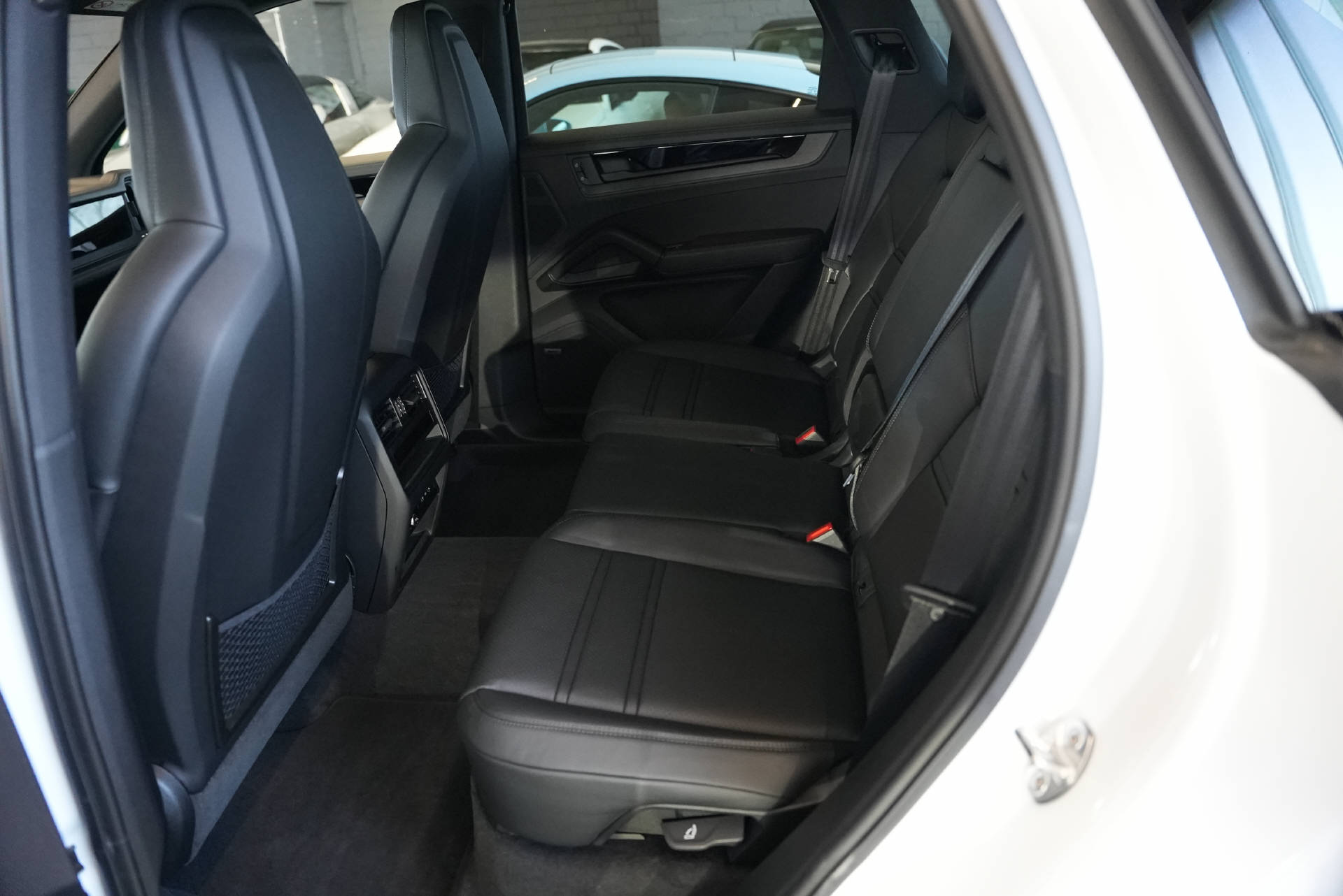 PORSCHE Cayenne S E-Hybrid Black Edition-image-10
