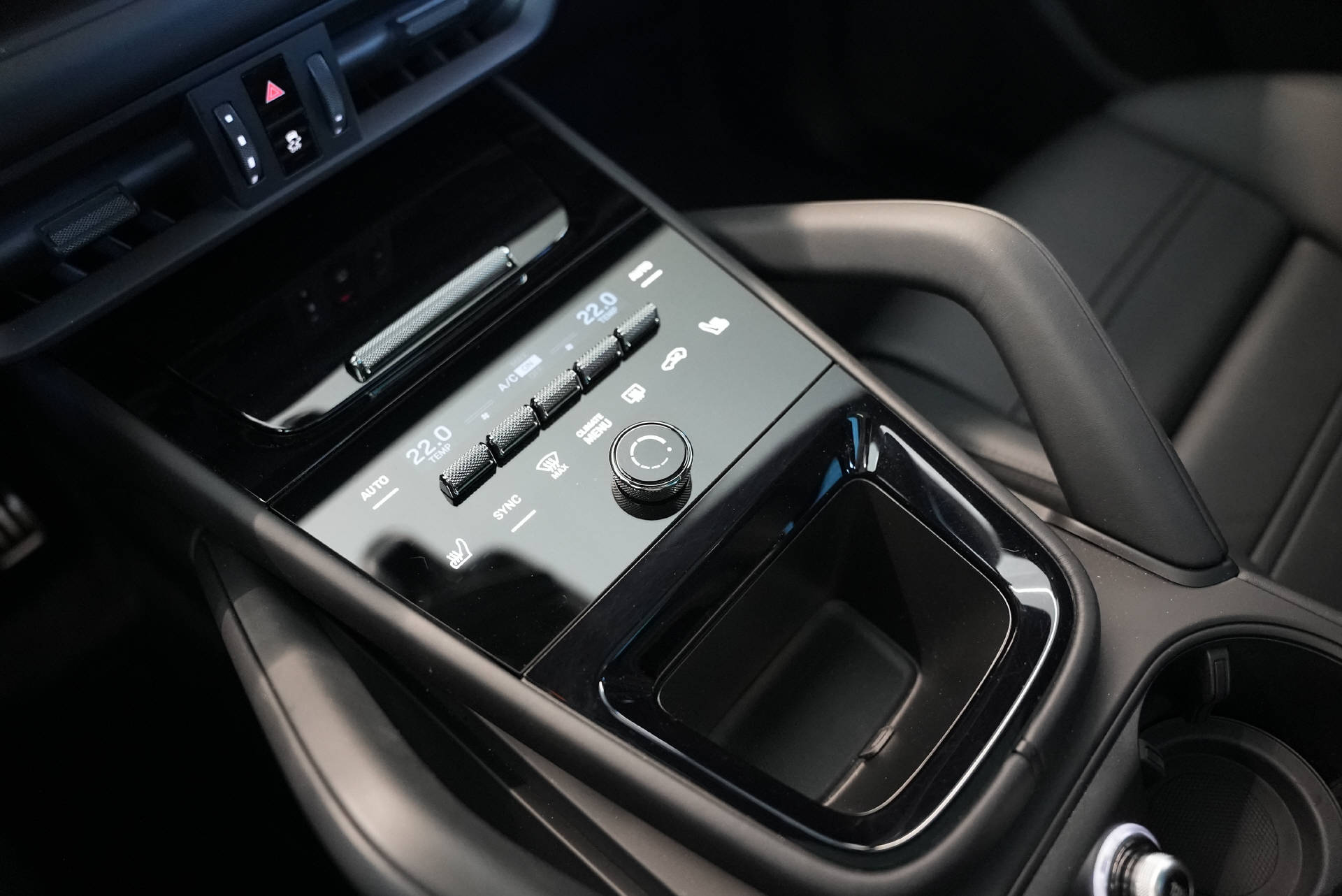 PORSCHE Cayenne S E-Hybrid Black Edition-image-14