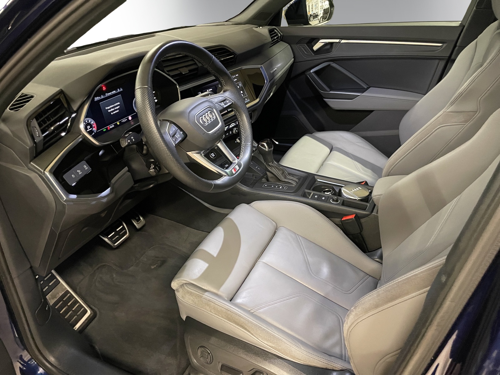 AUDI Q3 45 TFSI S line quattro-image-6
