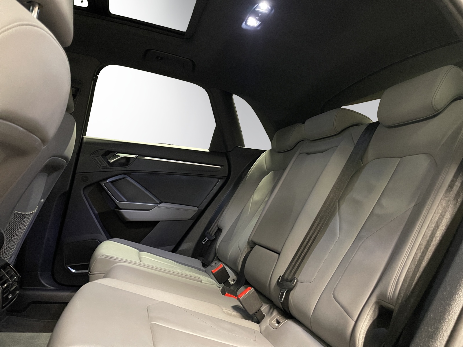 AUDI Q3 45 TFSI S line quattro-image-9