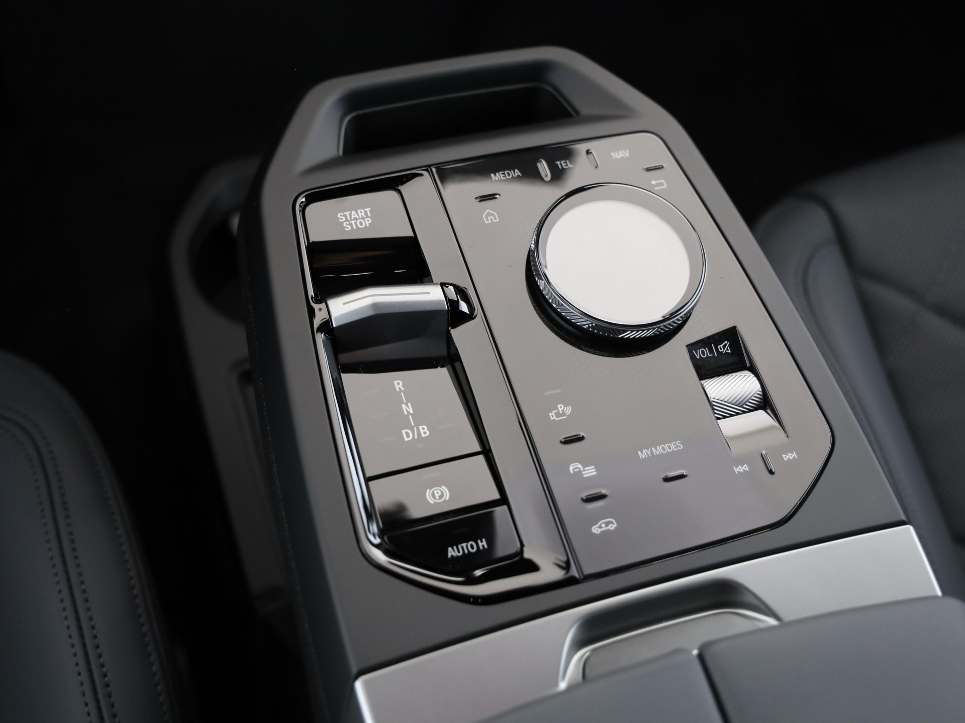 BMW iX M70-image-14