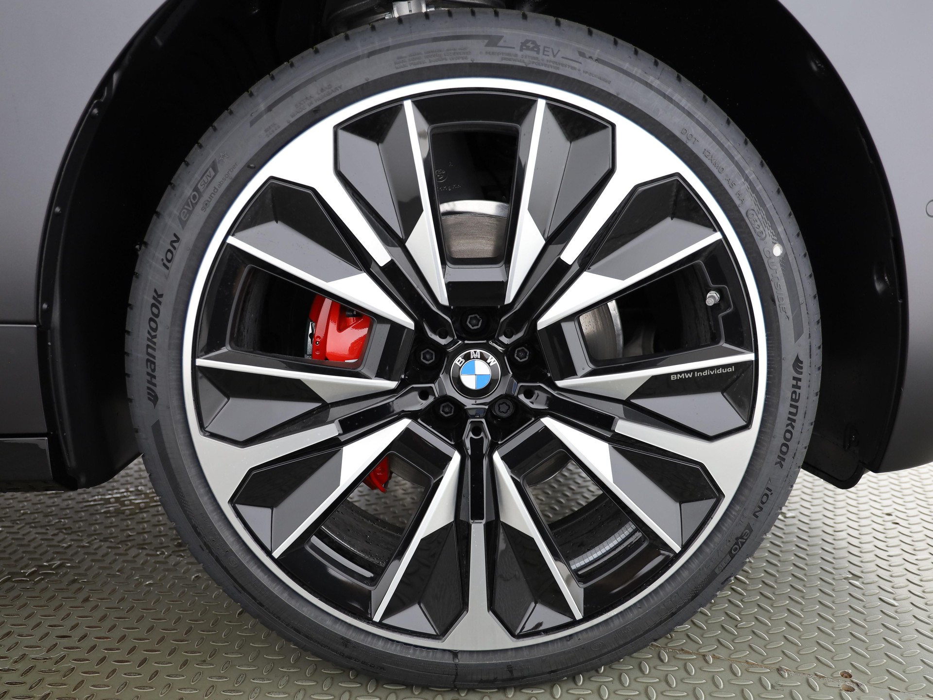 BMW iX M70-image-22