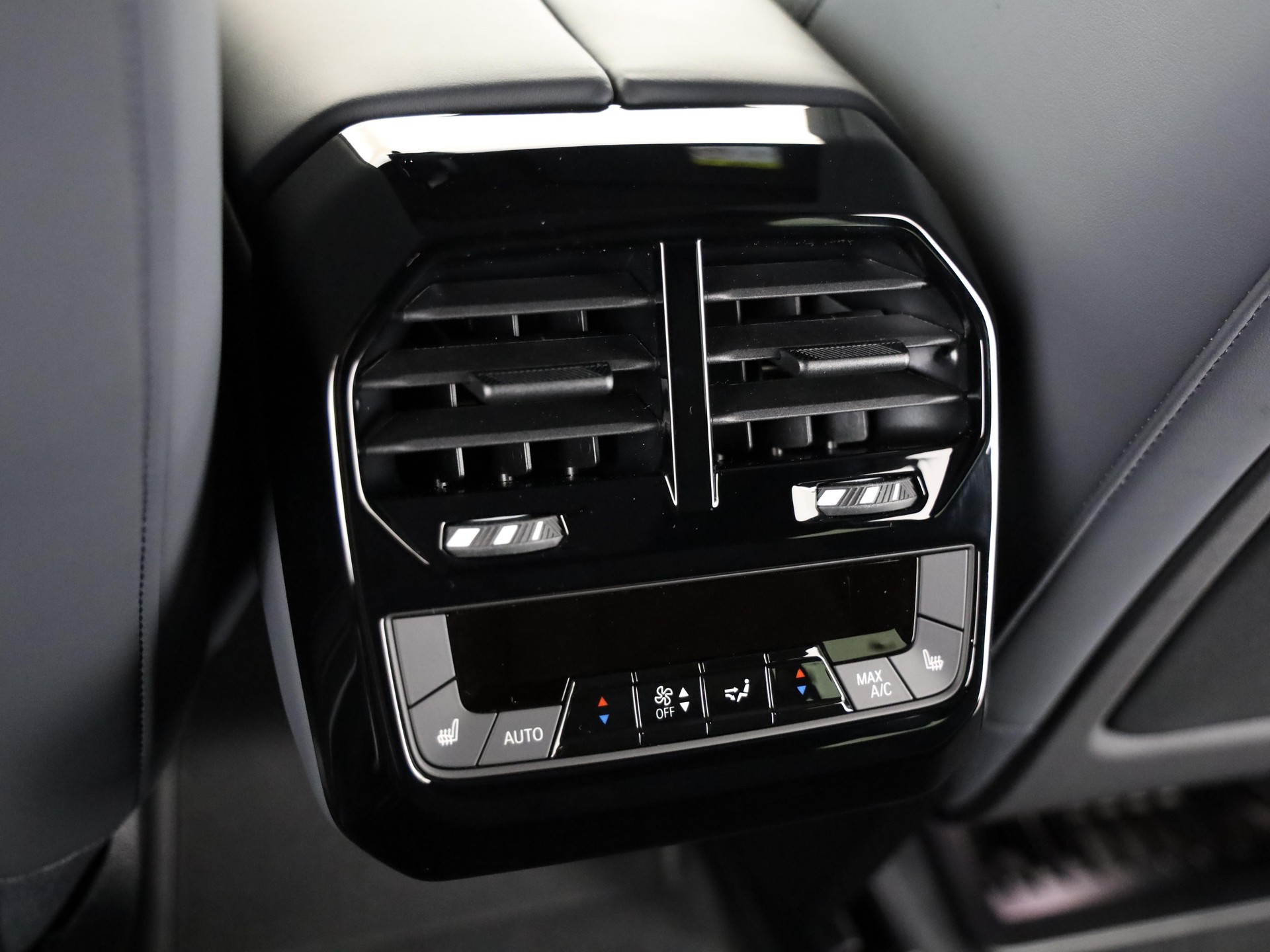 BMW iX M70-image-19