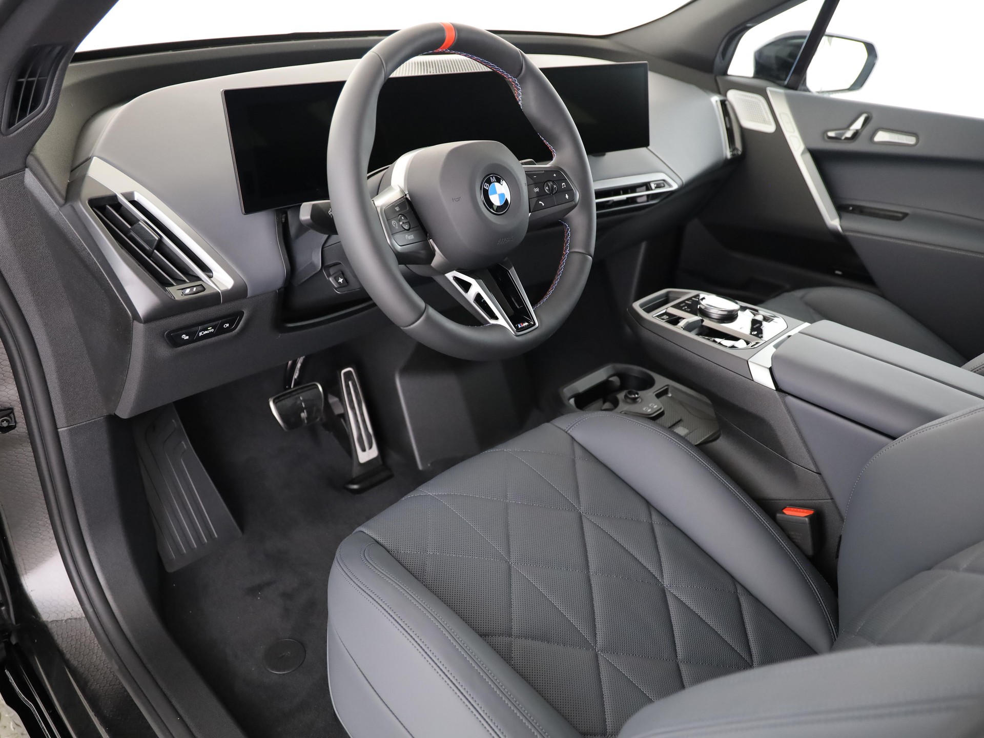 BMW iX M70-image-8