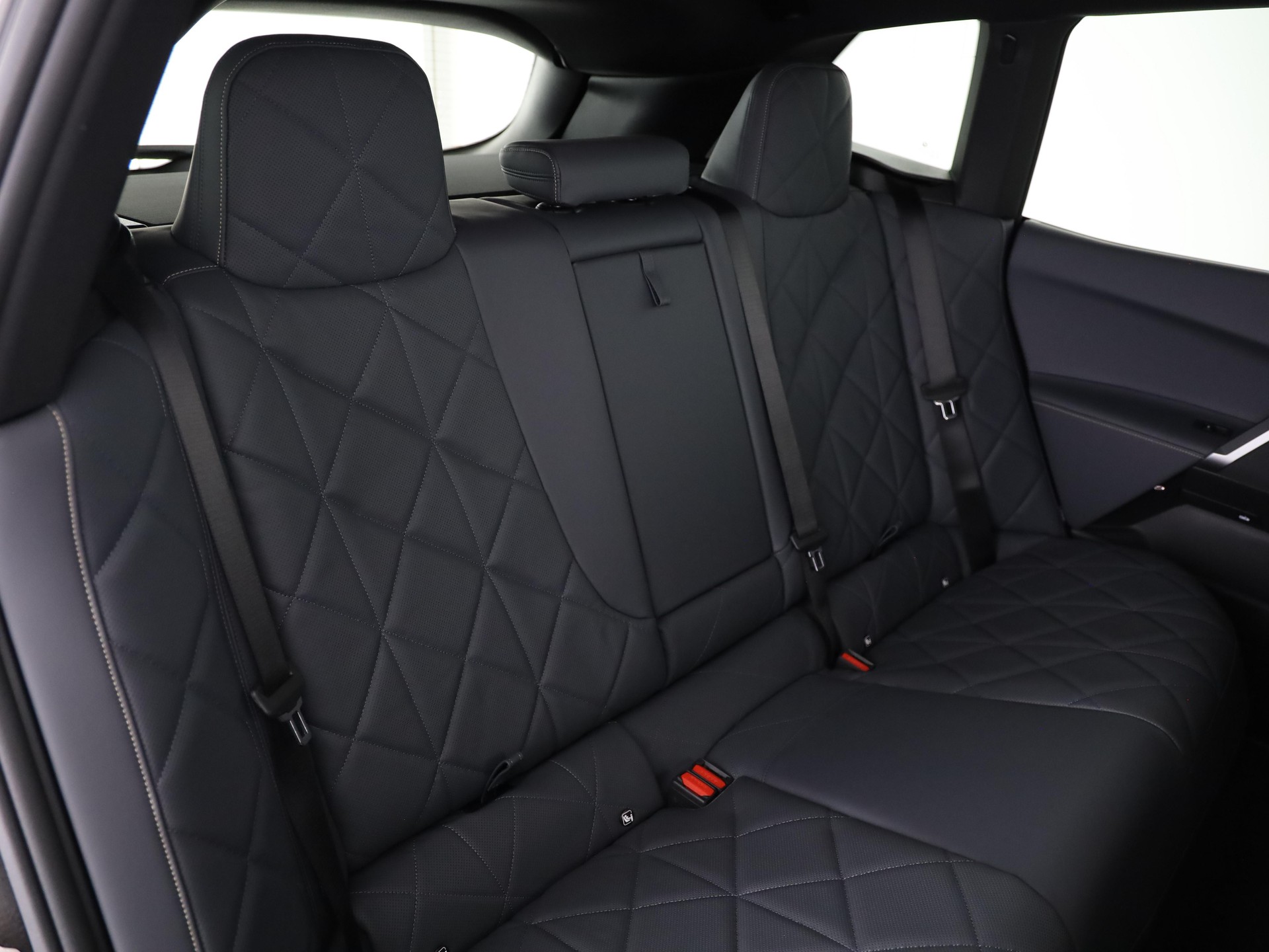 BMW iX M70-image-12