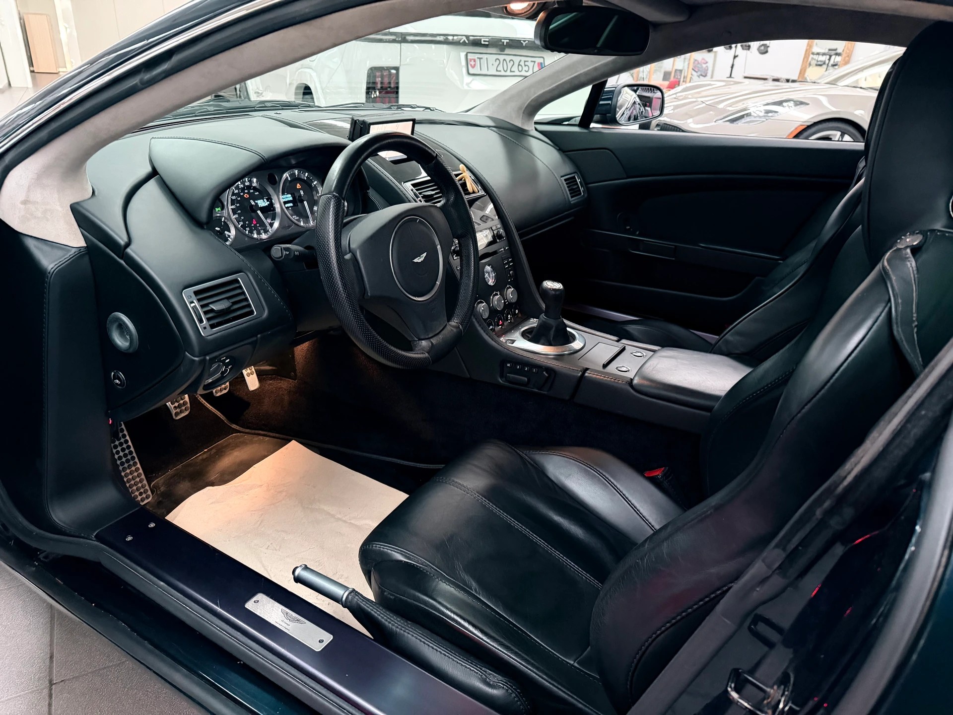 ASTON MARTIN V8 Vantage 4.3-image-4