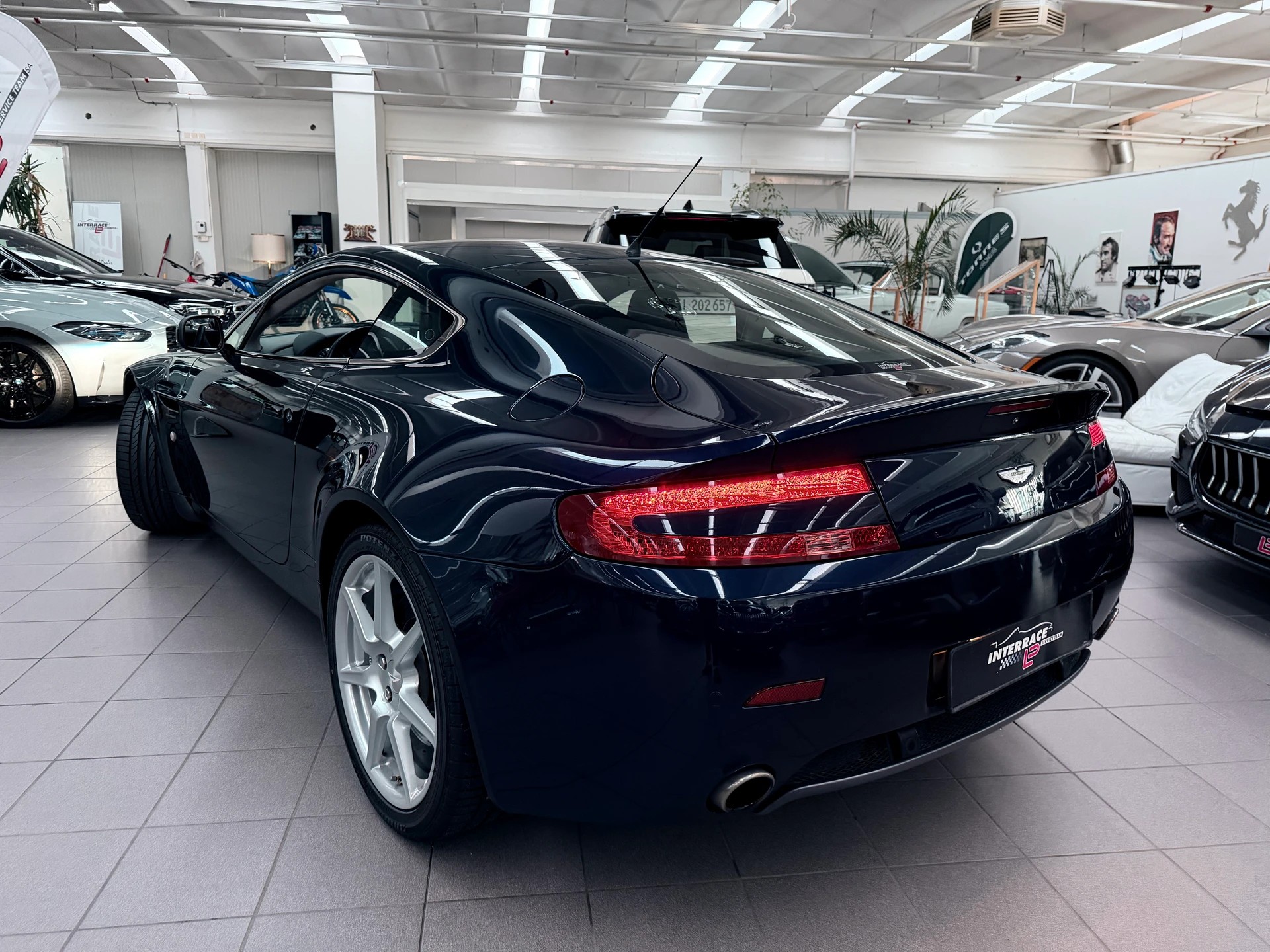 ASTON MARTIN V8 Vantage 4.3-image-2