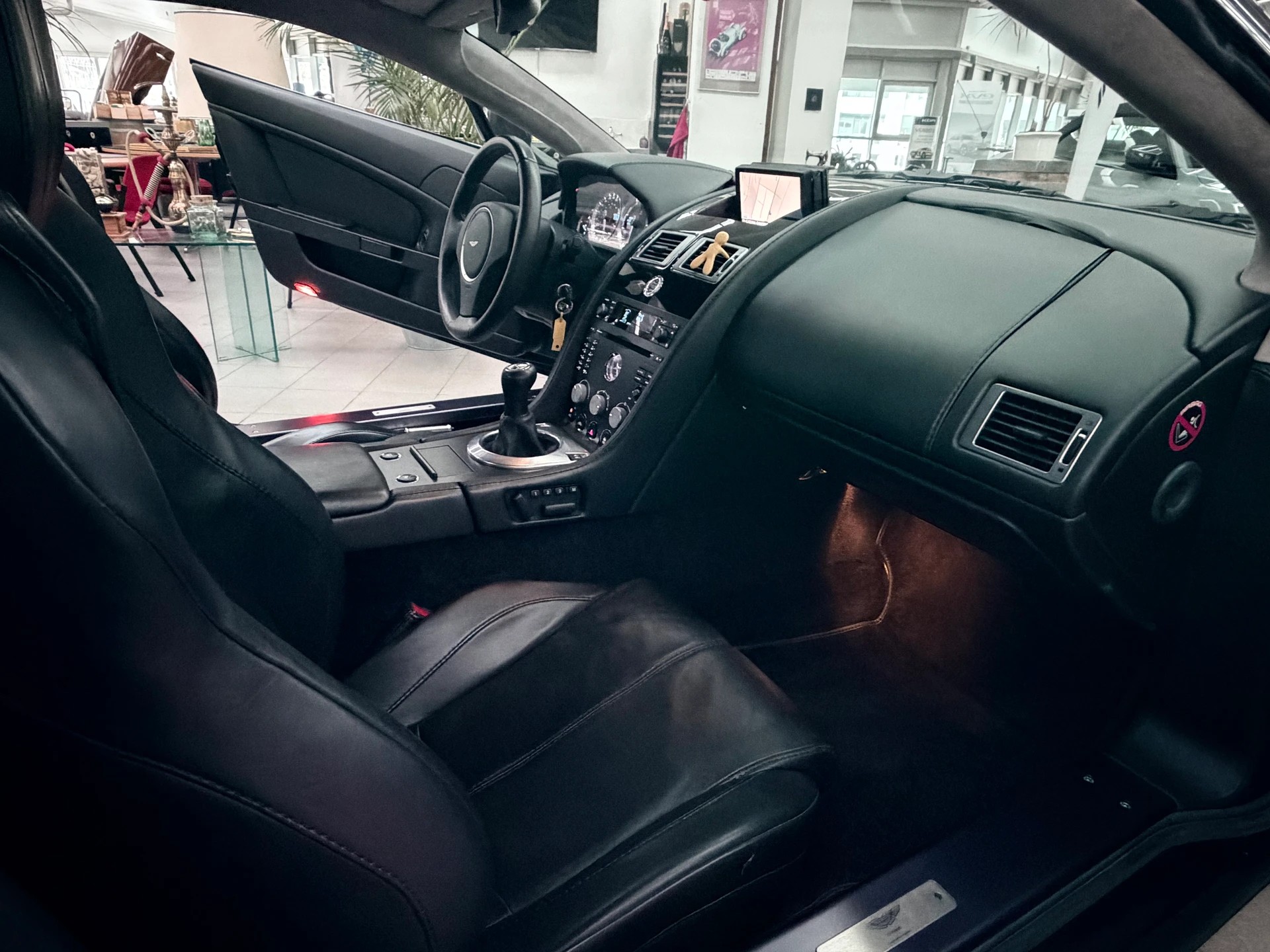 ASTON MARTIN V8 Vantage 4.3-image-7