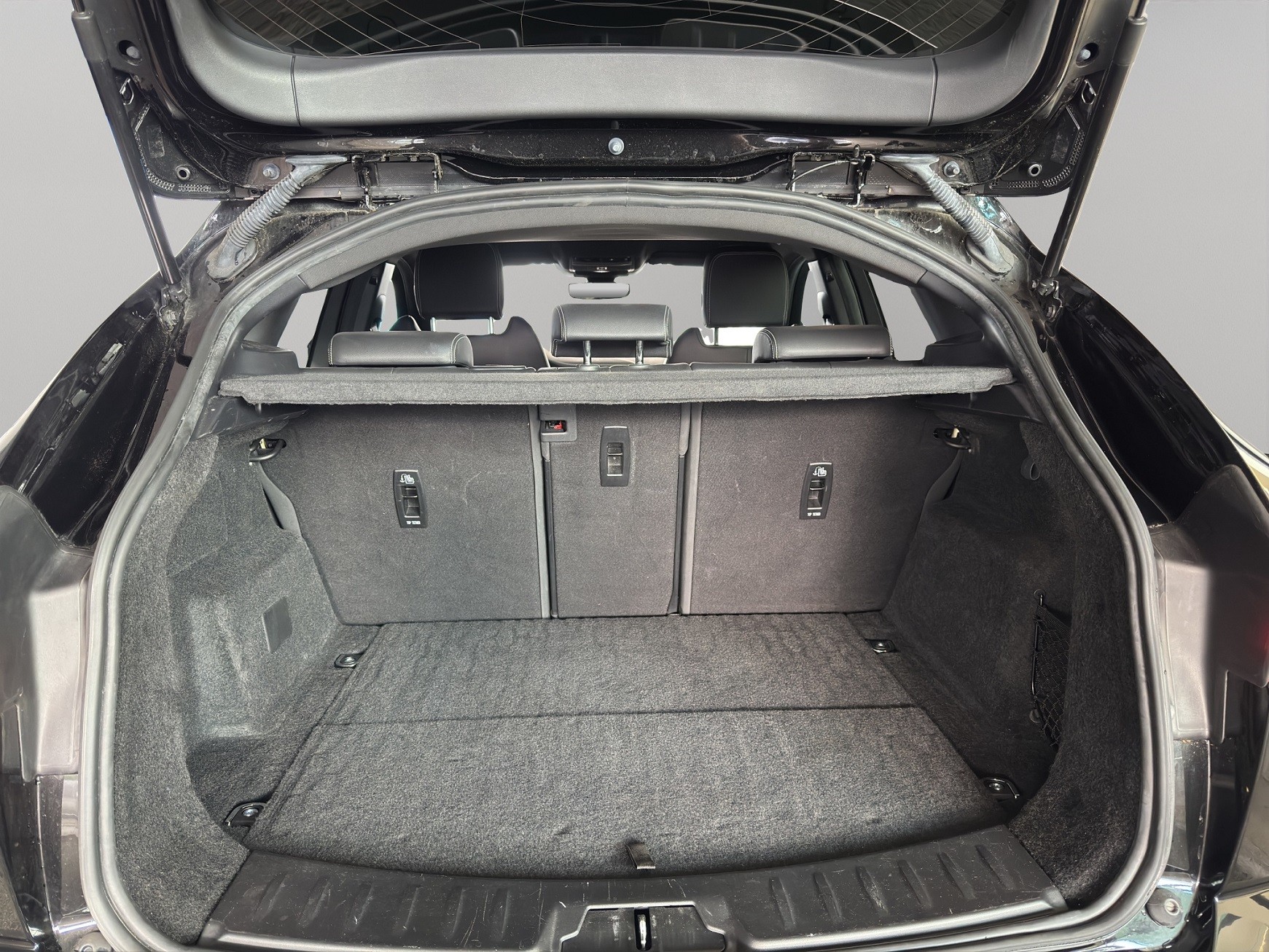 JAGUAR E-Pace 1.5 T 300e R-Dynamic S-image-16