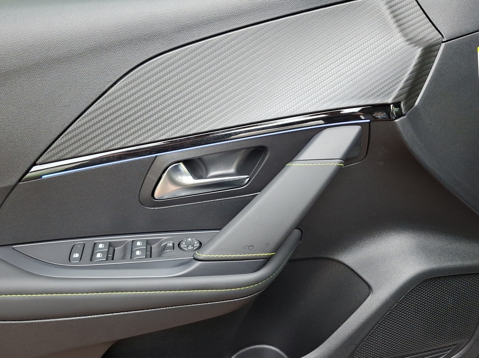 PEUGEOT 208 1.2 Hybrid 145 GT-image-12