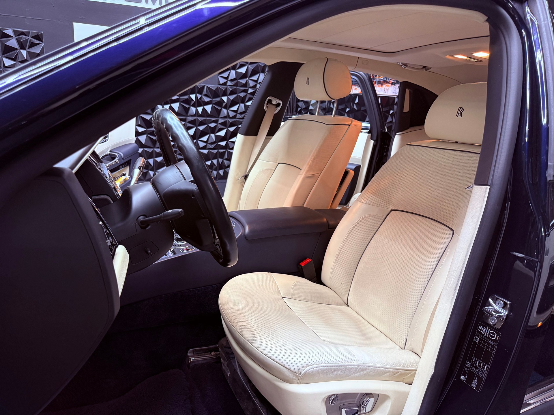 ROLLS-ROYCE Ghost 6.6 V12 EWB-image-17