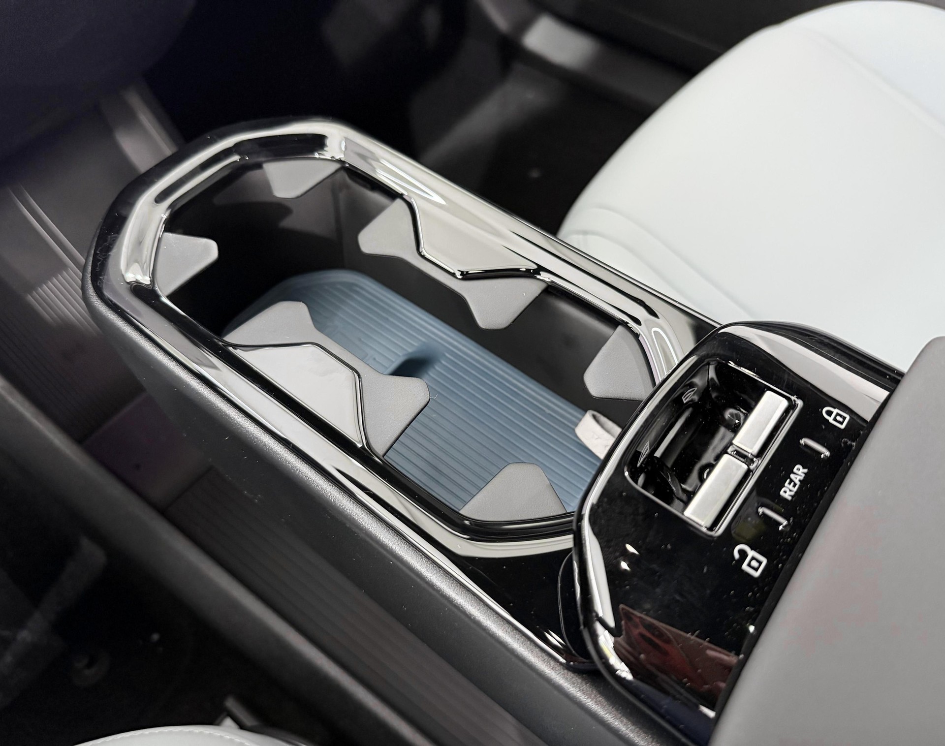VOLVO EX 30 E60 Twin Ultra Performanc-image-7