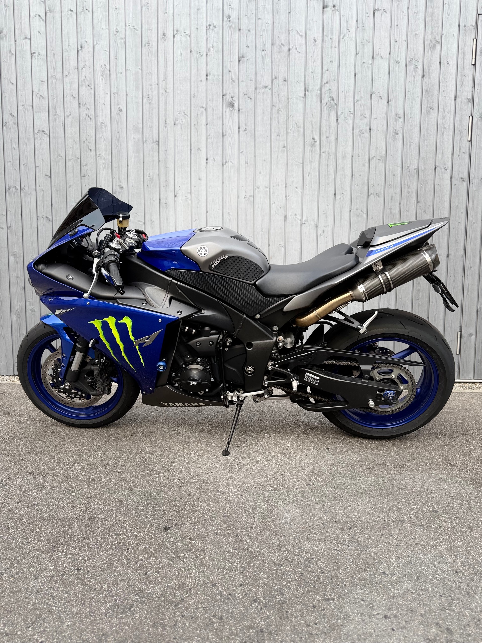 YAMAHA YZF-R1-showroom-element-3