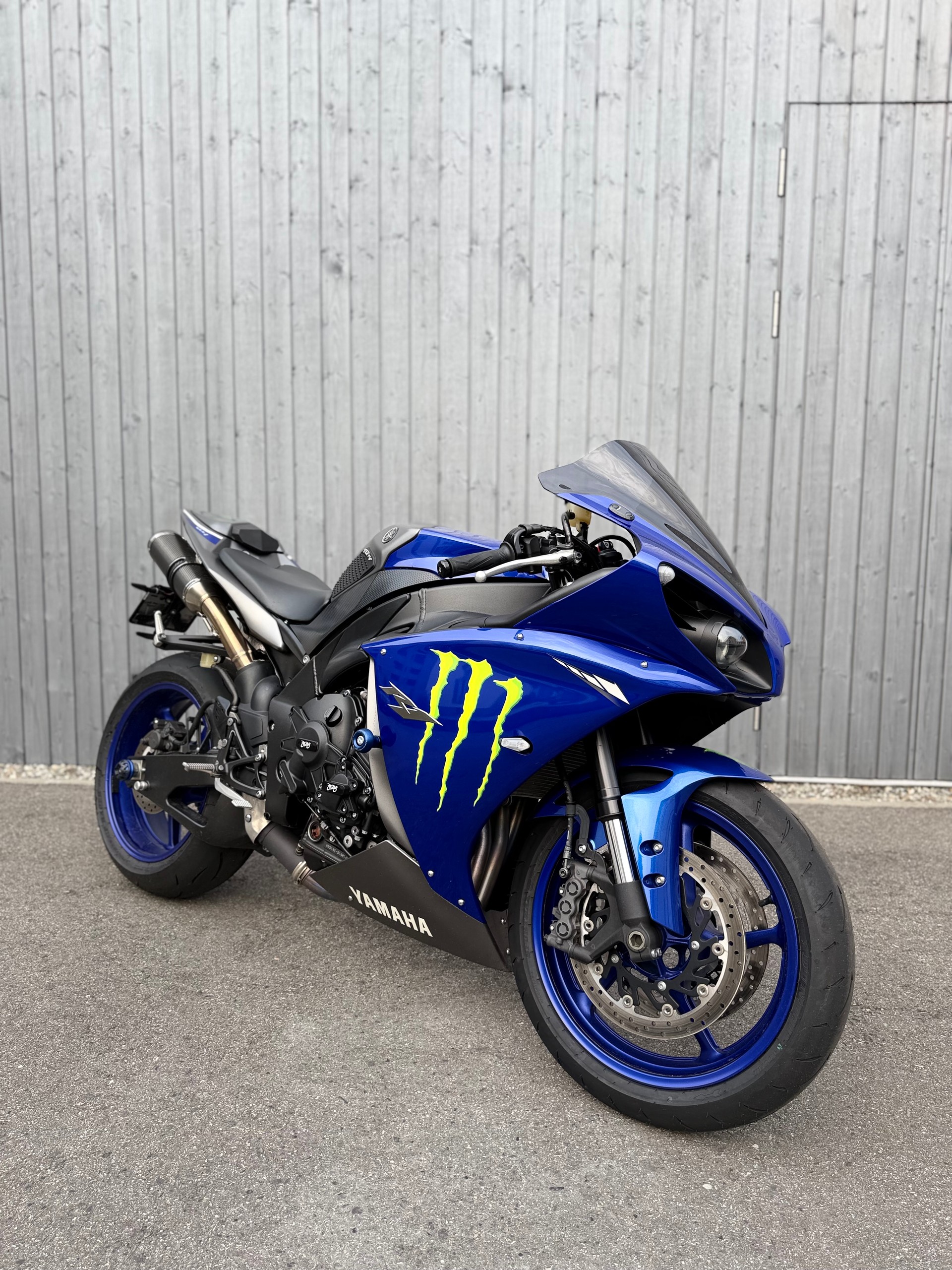 YAMAHA YZF-R1-showroom-element-1