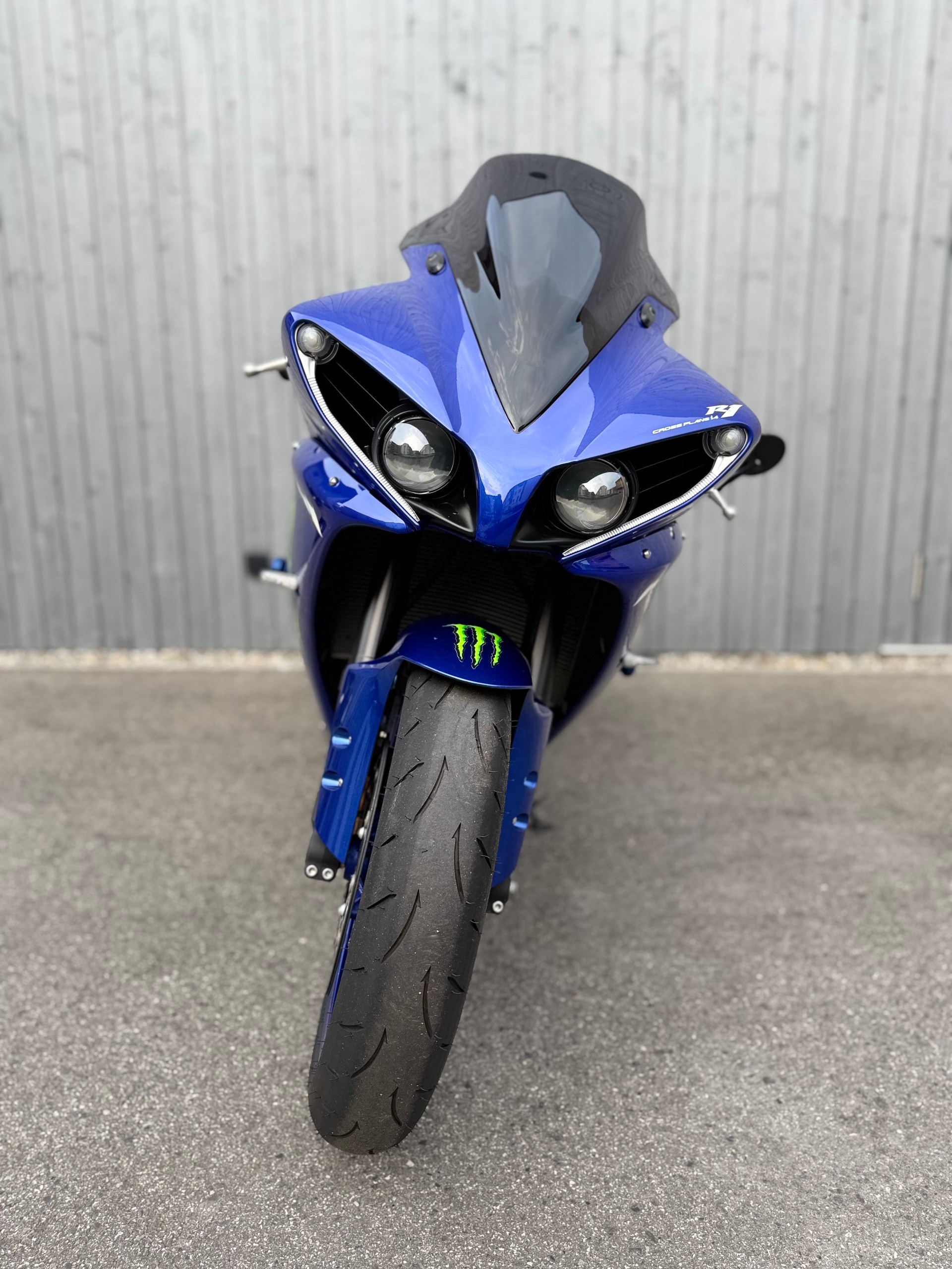 YAMAHA YZF-R1-showroom-element-2